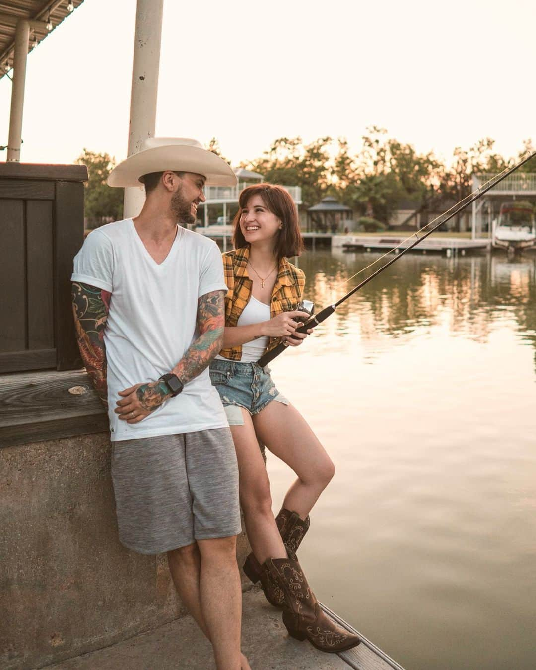 Coleen Garciaさんのインスタグラム写真 - (Coleen GarciaInstagram)「I really enjoyed fishing! Let’s do this more often plsss kahit in the Philippines @billycrawford 😁 We spent the night at Billy’s family friend’s cozy lake house. Btw I love Texas!!! People were warning me about the heat, but I’ll still take it over the cold. The people here are just as warm! I really appreciate the southern hospitality 🧡」8月11日 1時11分 - coleen