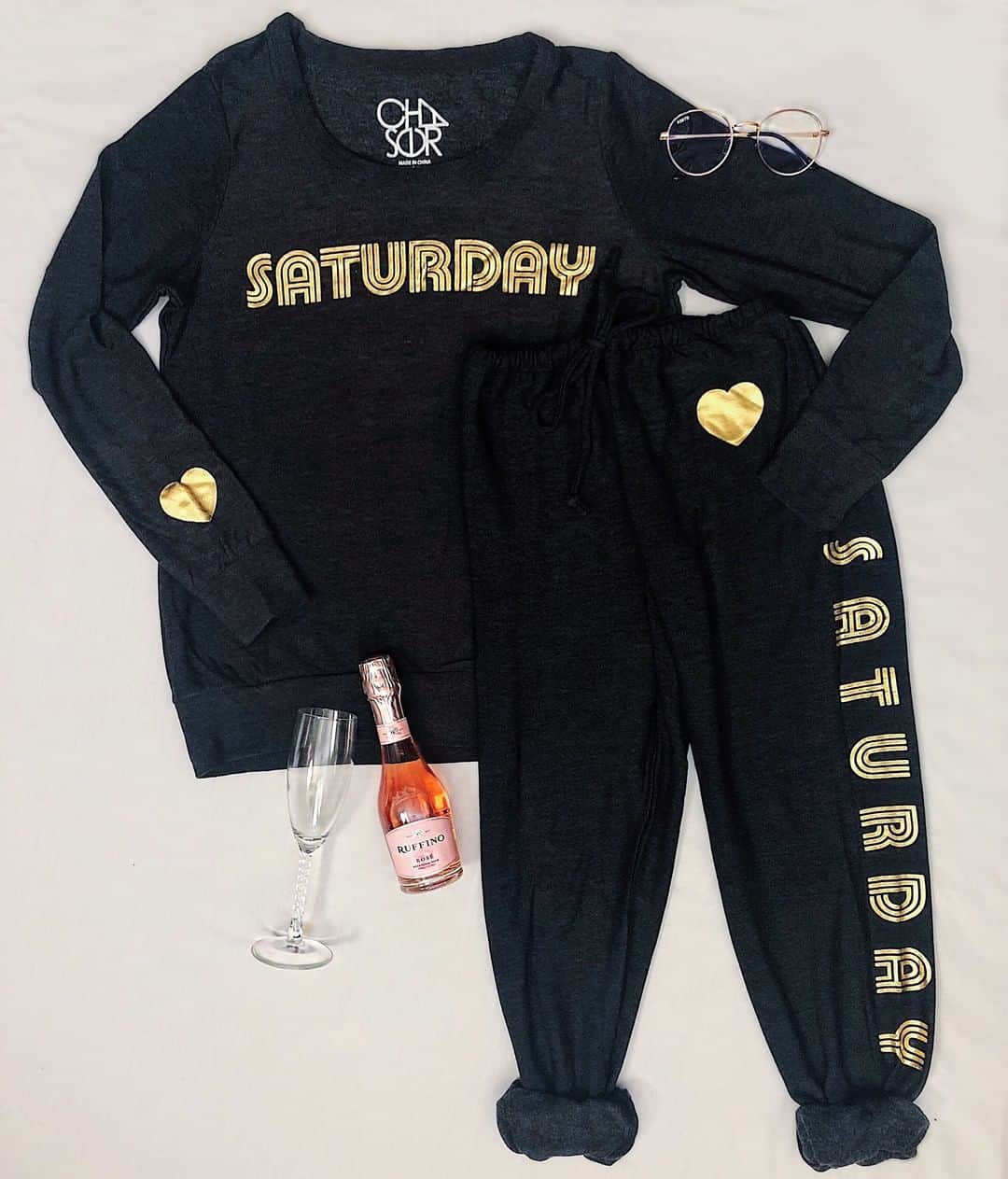チェイサーのインスタグラム：「Saturday sweat set💛🥂 #chaserbrand @chaserbrand #sweatset #sweatpants #sweatshirt #Saturday」