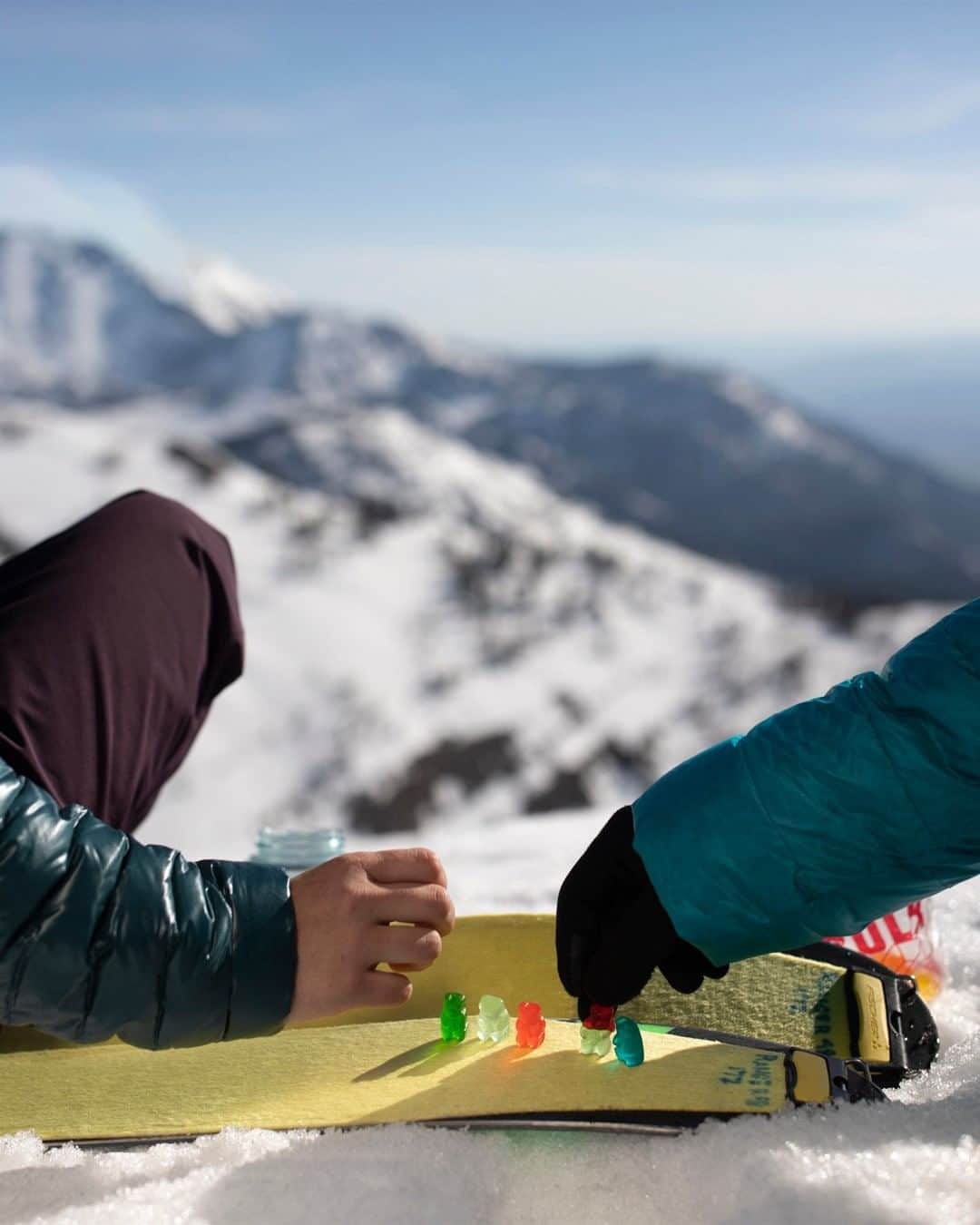 マウンテンハードウェアのインスタグラム：「Do table manners still count if you’re using a ski? (Asking for a friend.) 📷: @fishercreative.」