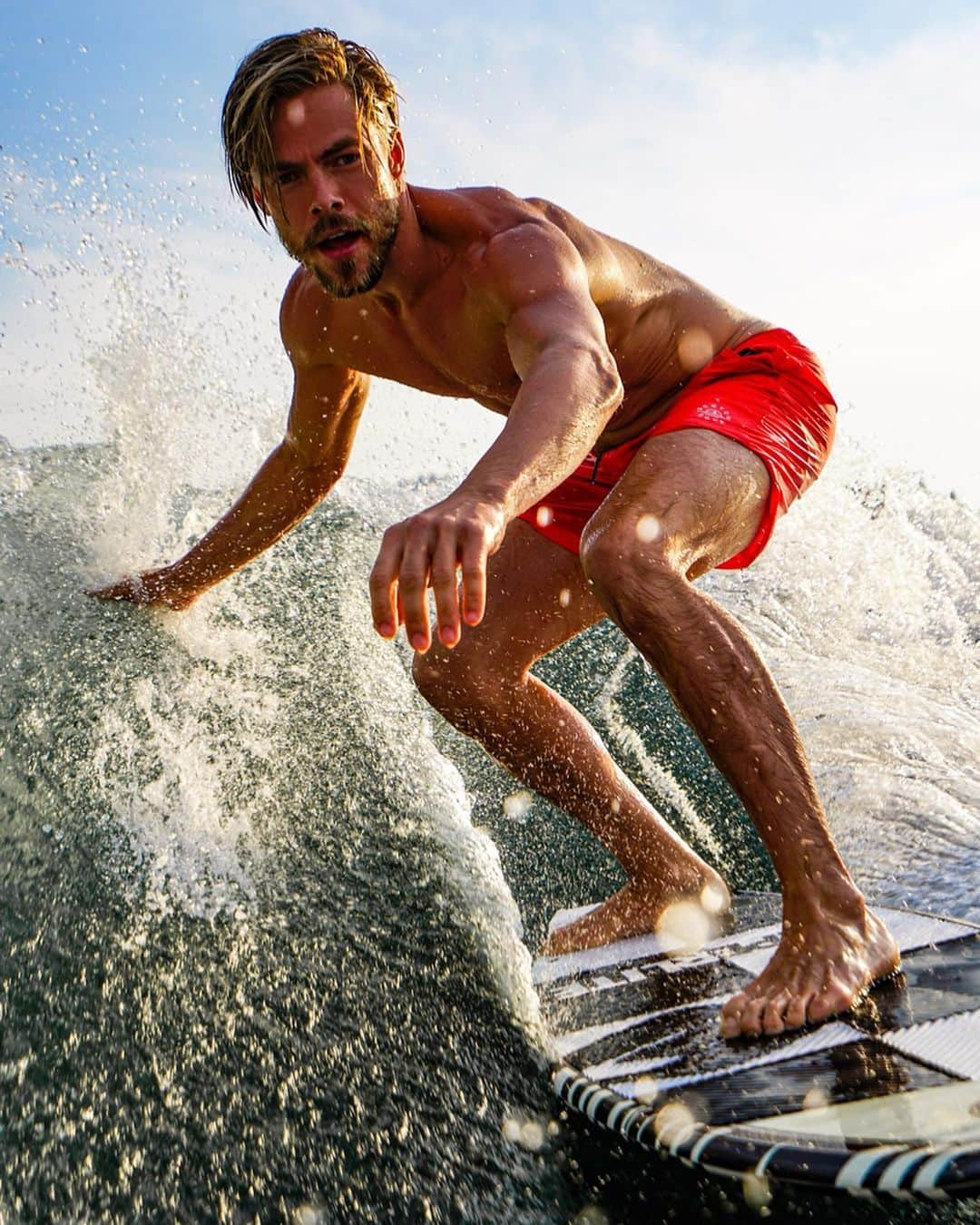 デレク・ハフさんのインスタグラム写真 - (デレク・ハフInstagram)「Pitted bro 🏄🏼‍♂️🌊 📷: @brookslaich」8月11日 1時18分 - derekhough