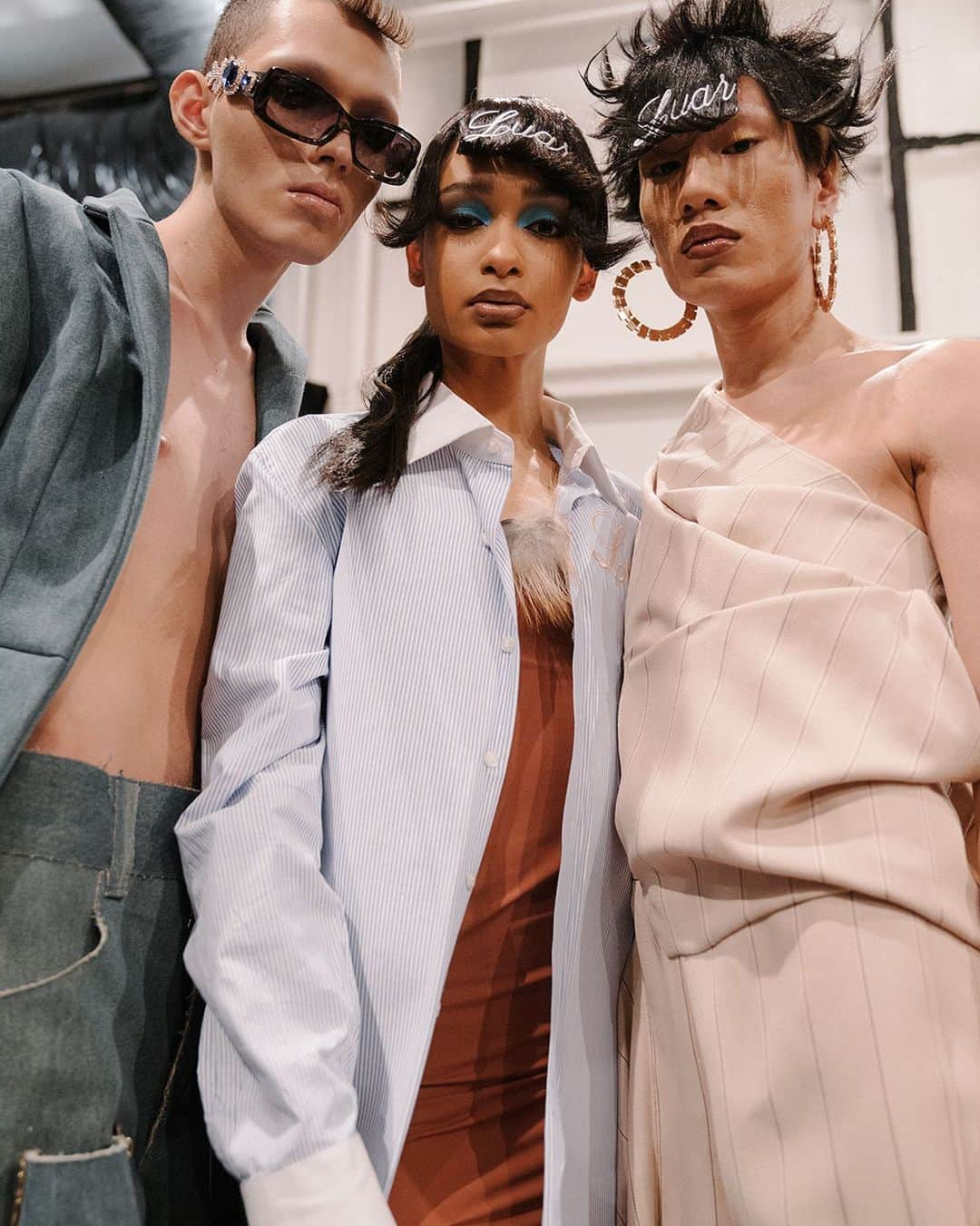 NYFW（ニューヨークファッションウィーク）さんのインスタグラム写真 - (NYFW（ニューヨークファッションウィーク）Instagram)「Three's company 💥Backstage at @luar during #NYFW 📸 by @johannasiring」8月11日 1時23分 - nyfw