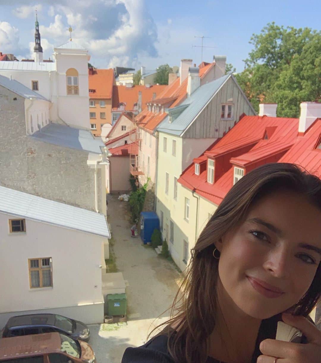 キャサリン・C・ヒューズのインスタグラム：「Estonia afternoon with my book buddy」