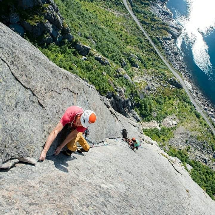 ヨルグ・バーホーベンさんのインスタグラム写真 - (ヨルグ・バーホーベンInstagram)「Presten (Norwegian for Priest) is the main wall above the picturesque village and climbing mecca Henningsvaer. A 500 meter high pillar with great slab and corner climbing above a panorama that is hard to describe. We got sunburned and super thirsty, looking at the turquoise water below us all day! • 📷 by @tobias_lanzanasto  @marmot_mountain_europe @vibram @lasportivagram @petzl_official」8月11日 1時26分 - jorgverhoeven