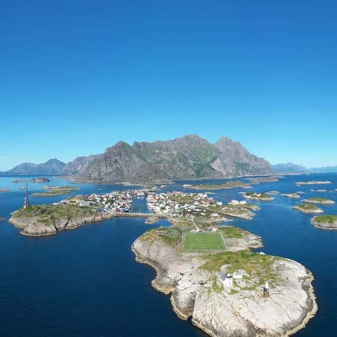 ヨルグ・バーホーベンさんのインスタグラム写真 - (ヨルグ・バーホーベンInstagram)「Presten (Norwegian for Priest) is the main wall above the picturesque village and climbing mecca Henningsvaer. A 500 meter high pillar with great slab and corner climbing above a panorama that is hard to describe. We got sunburned and super thirsty, looking at the turquoise water below us all day! • 📷 by @tobias_lanzanasto  @marmot_mountain_europe @vibram @lasportivagram @petzl_official」8月11日 1時26分 - jorgverhoeven