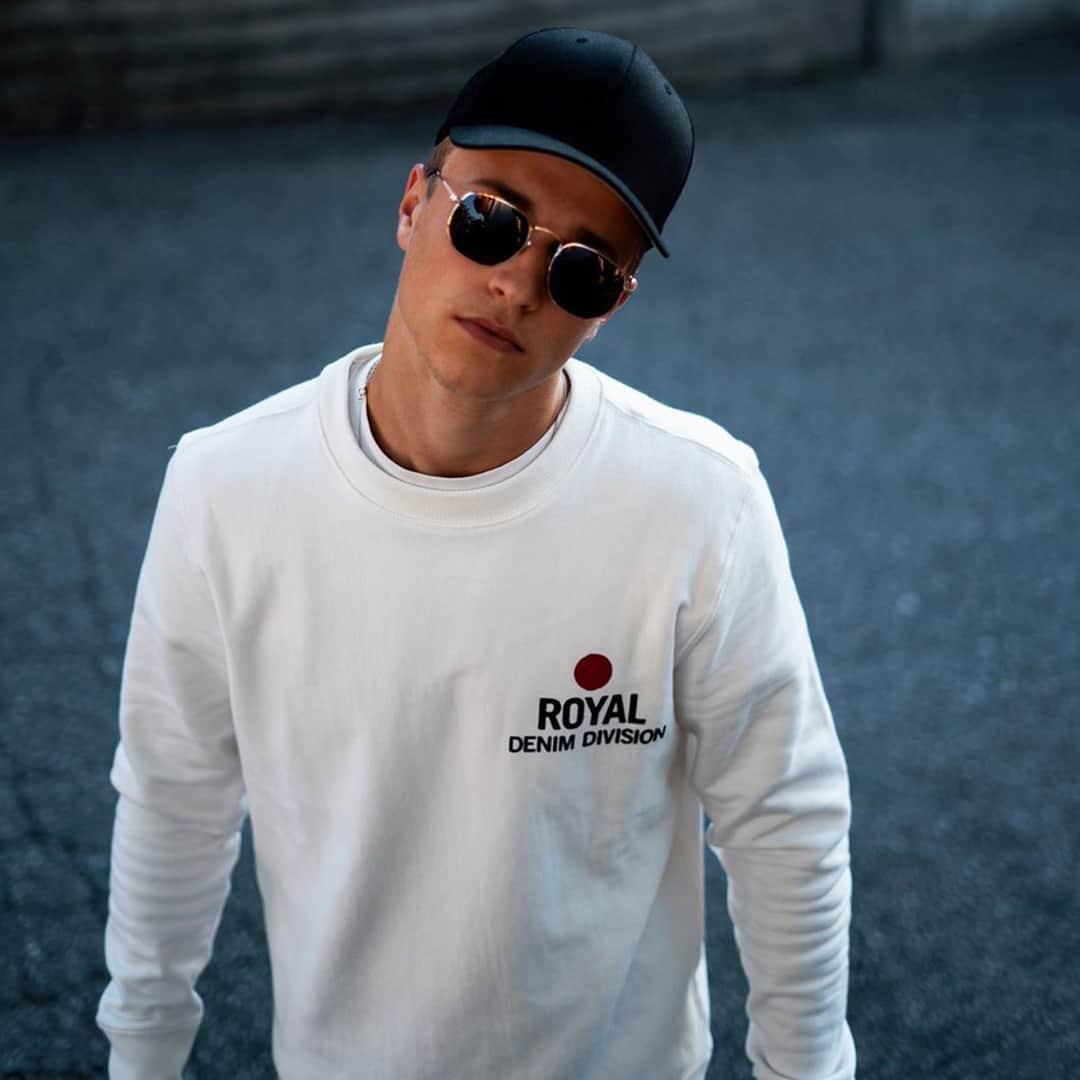 のインスタグラム：「We all have a nice top. One that looks great with everything. If you wanna’ step up, tho, go with R.D.D. like @m_spieler. 😎 #regram #jjambassador #jackandjones #royaldenimdivision #brothersofdenim」