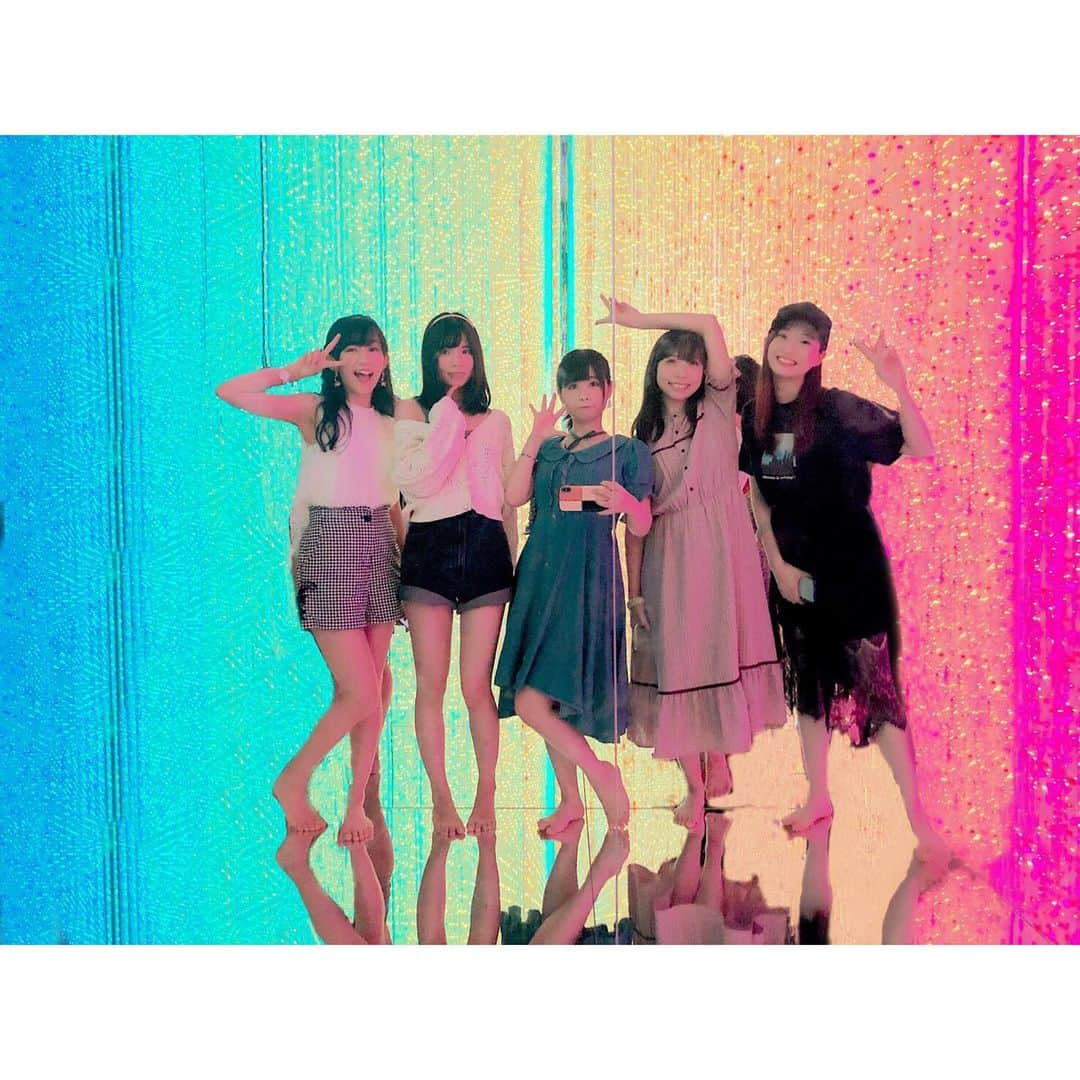 やっこさんのインスタグラム写真 - (やっこInstagram)「🌟﻿ ﻿ ﻿ ﻿ ﻿ ﻿ 前にチームラボに行った時の写真🤳﻿ ﻿ ﻿ ﻿ ﻿ まだ載せてなさったので載せちゃう〜〜！！﻿ ﻿ どこもかしこも映えててすごかった…﻿ ぺんた先生の写真がうますぎてすごかった…📸﻿ ﻿ それよりも、このメンツのスケジュールが合うことが1番すごいよね（笑）奇跡すぎ（笑）﻿ ﻿ ﻿ 大好きな友達と遊べてすごく幸せだったなぁ〜﻿ 遊ぶぞ〜〜！って意気込んで出掛けることほとんどないから﻿ なんだか学生時代に戻った気分でした💭﻿ ﻿ 今度は6人でディズニーいきたいね🥳﻿ ﻿ ﻿ ﻿ ﻿ ﻿ そうそう！﻿ この4人はみんな #やこ誕 にも出てくれるので、﻿ コラボも楽しみにしていてね❤️💙﻿ ﻿ ﻿ ﻿ ﻿ ﻿ ﻿ ﻿ #チームラボ #チームラボ豊洲 #teamlab #豊洲 #映えスポット #やっこ #足太ぺんた #わた #まりやん #りりやん #チア部 の #休日 #わーい🙌」8月11日 1時28分 - yakko928