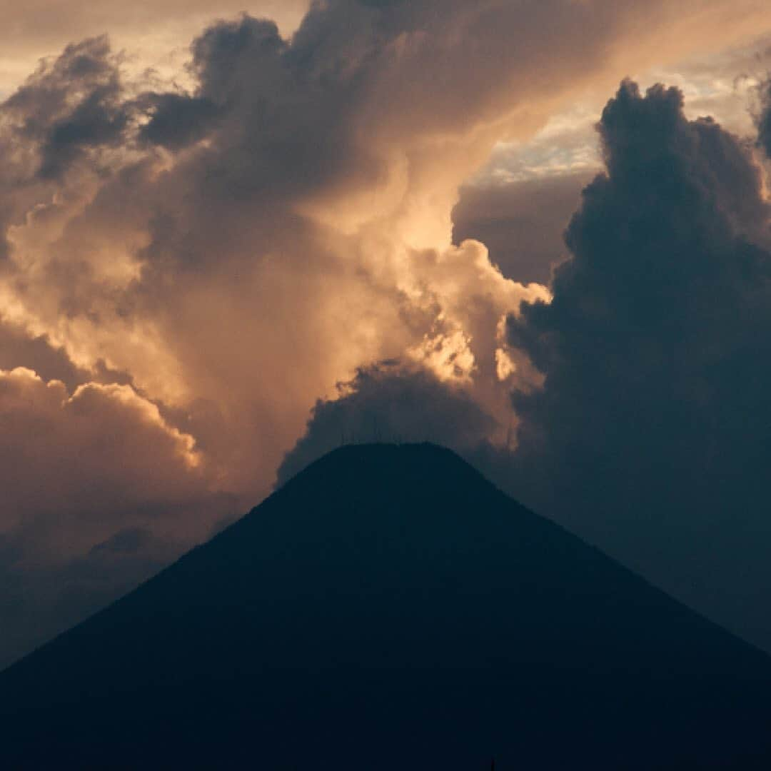 ジョン ハーディーさんのインスタグラム写真 - (ジョン ハーディーInstagram)「In perfect, triangular harmony: self, soul & nature. #Bali」8月11日 1時28分 - johnhardyjewelry