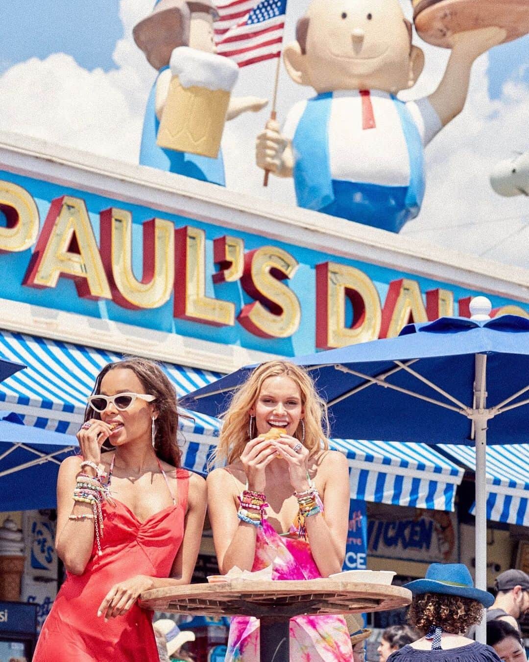 ダニジョーのインスタグラム：「So, what’s for lunch? 🍔🍟」