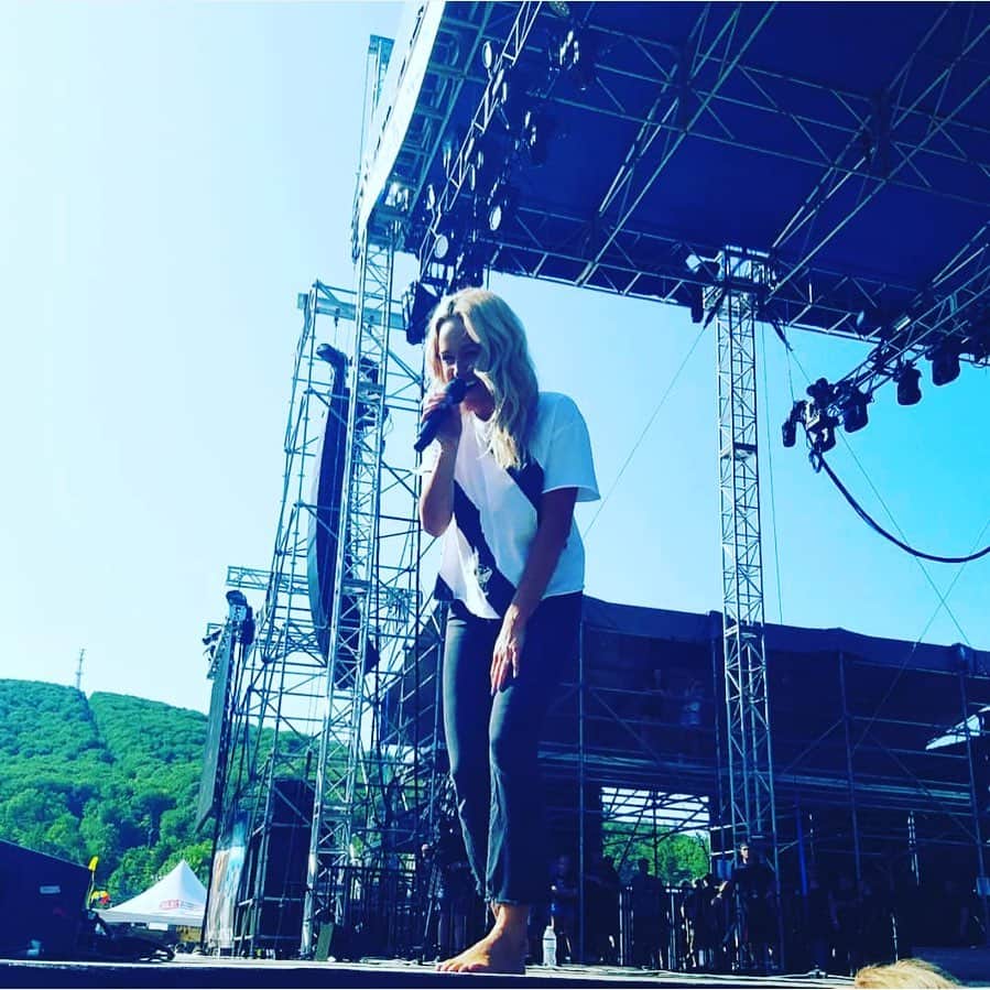 ブリット・ニコルのインスタグラム：「Festivals are Fun ! 🎈 #thewoacollection is what I’m rocking! @shopbrittnicole」