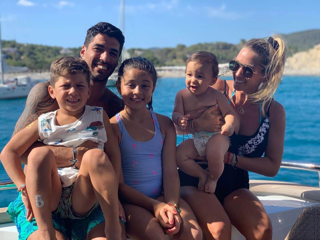 ソフィア・バルビのインスタグラム：「👨🏻👩🏼👧🏻👦🏼👶🏻 Familia.. #extrañartefuerte #papi @luissuarez9」