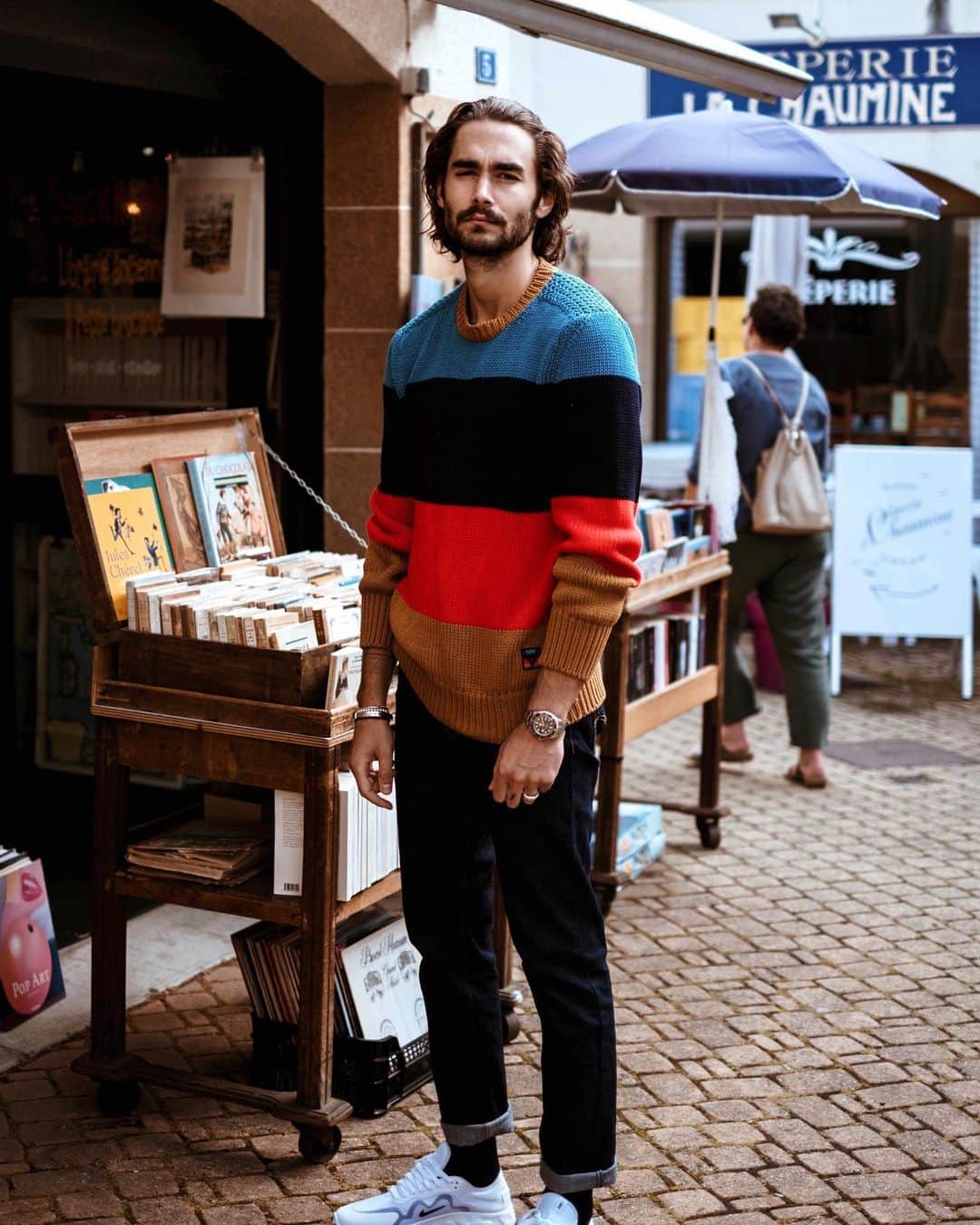 NICOLAS SIMOESのインスタグラム：「Sunny stroll in the village ☀️✨」