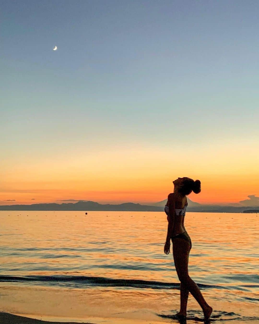 ユミ さんのインスタグラム写真 - (ユミ Instagram)「White crescent Moon ☽🧡🧡 #sweetdreams#saturdaynight#beachwalk」8月11日 1時32分 - yuminchu1029