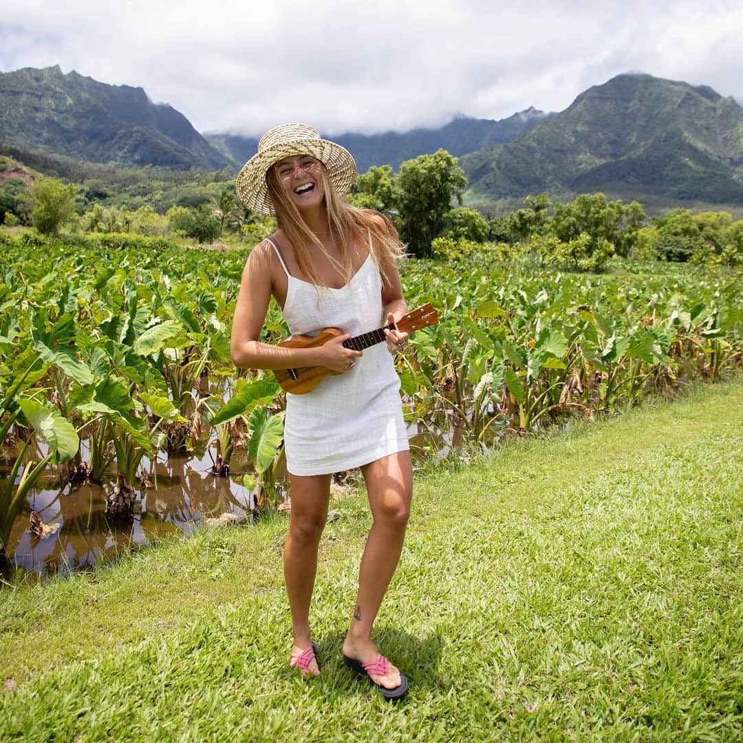 サヌークさんのインスタグラム写真 - (サヌークInstagram)「Kauai native @kiana4s, soaking up the stoke of being home for summertime vibes on the Garden Isle. #Sanuk #SmilePassItOn」8月11日 1時32分 - sanuk