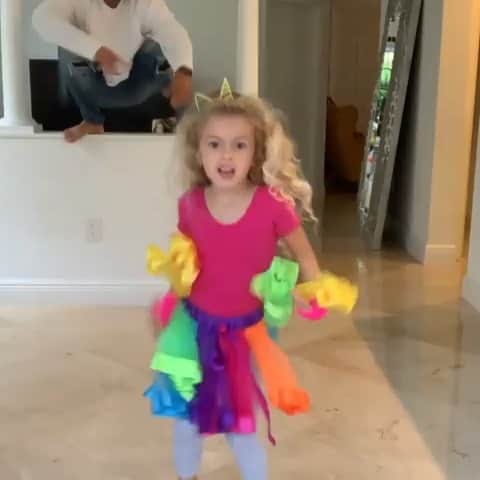 ベロニカ・ベガのインスタグラム：「Makes my 💓 melt. Isn’t she adorable? A whole 🦄🥰 @marleyglobal」