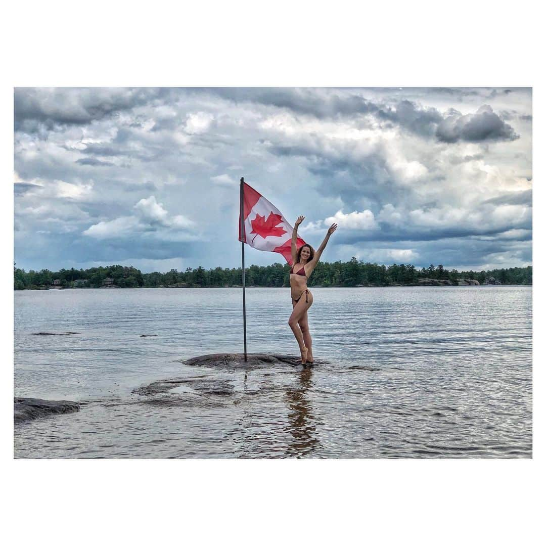 シャンテル・ヴァンサンテンさんのインスタグラム写真 - (シャンテル・ヴァンサンテンInstagram)「Loving working in Canada lately and being able to explore in between! Such a beautiful country! 🇨🇦」8月11日 1時46分 - therealshantel