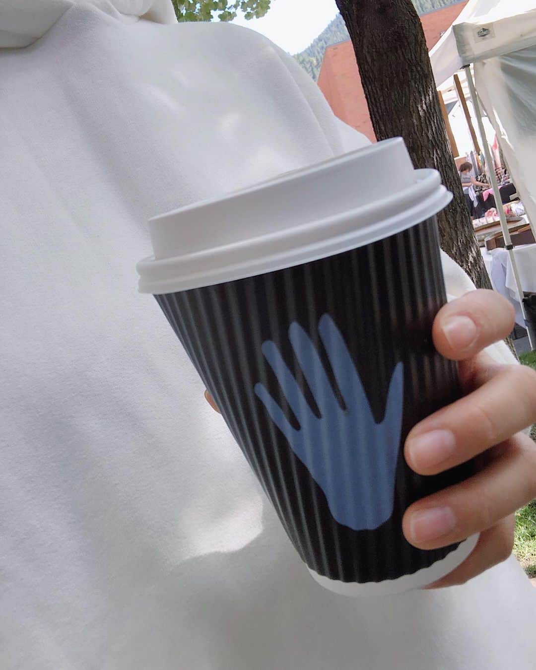 翁安芸さんのインスタグラム写真 - (翁安芸Instagram)「Saturday morning.. coffee from @localcoffeeaspen ☕️ 土曜日の朝。お気に入りのカフェでオーツミルクのカフェラテを買ってマーケットへ。 #aspen #saturdays #localcoffee #akiweng #アスペン #翁安芸」8月11日 1時48分 - akinyc