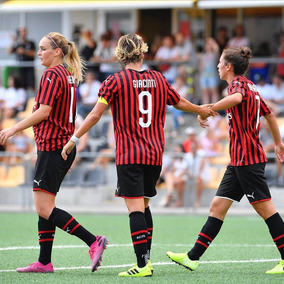 ACミランさんのインスタグラム写真 - (ACミランInstagram)「📸 A victorious day for the Rossonere 🆚 Lugano thanks to captain Giacinti's winning goal 🔴⚫ 📸 Buona la prima amichevole per le rossonere di Mister Ganz: Lugano battuto 1-0 grazie al gol di capitan Giacinti ☝🏻✅ #FollowTheRossonere #LuganoMilan」8月11日 2時04分 - acmilan