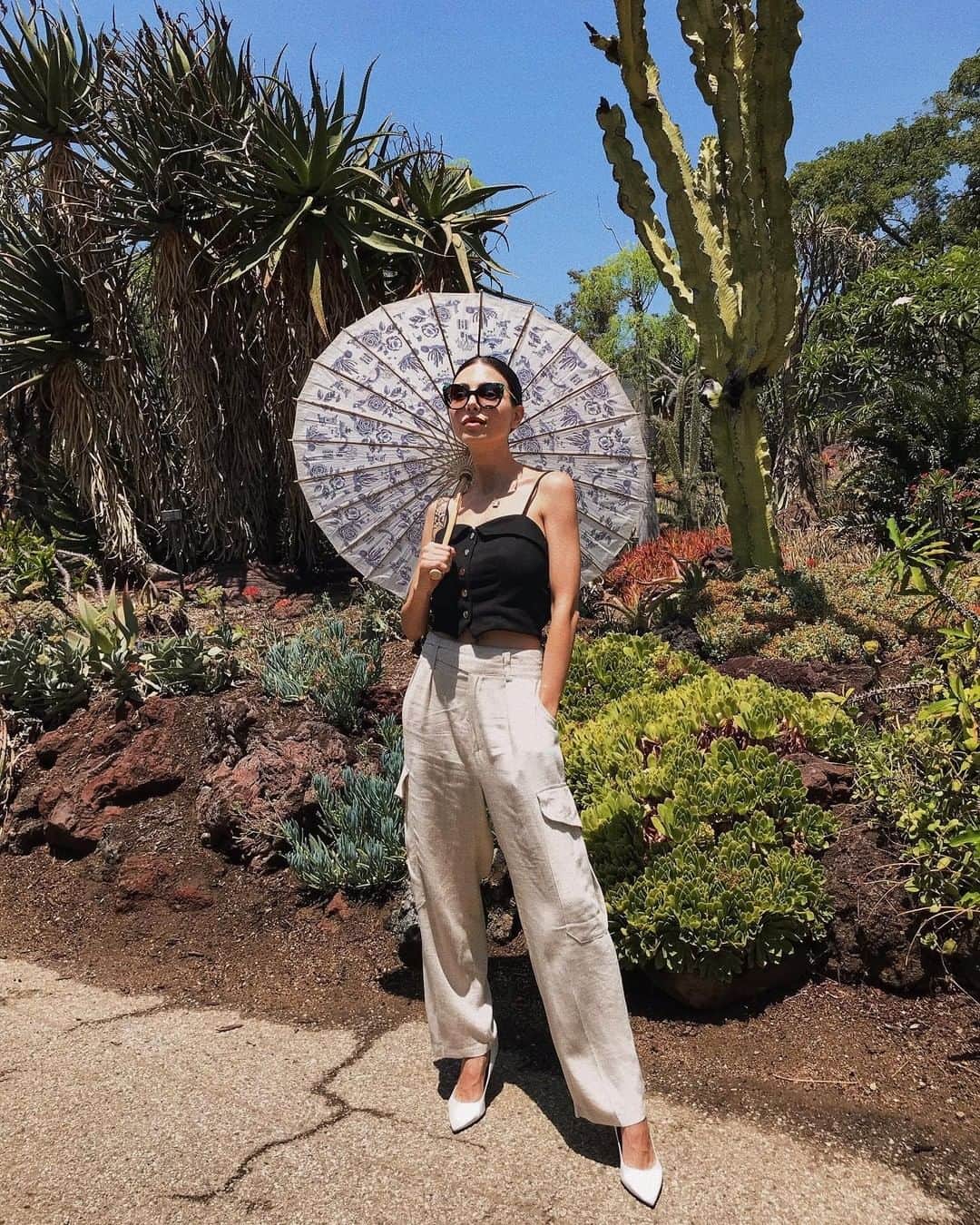 サムエデルマンのインスタグラム：「Sun seeker @krischerie in our Hazel heel!」