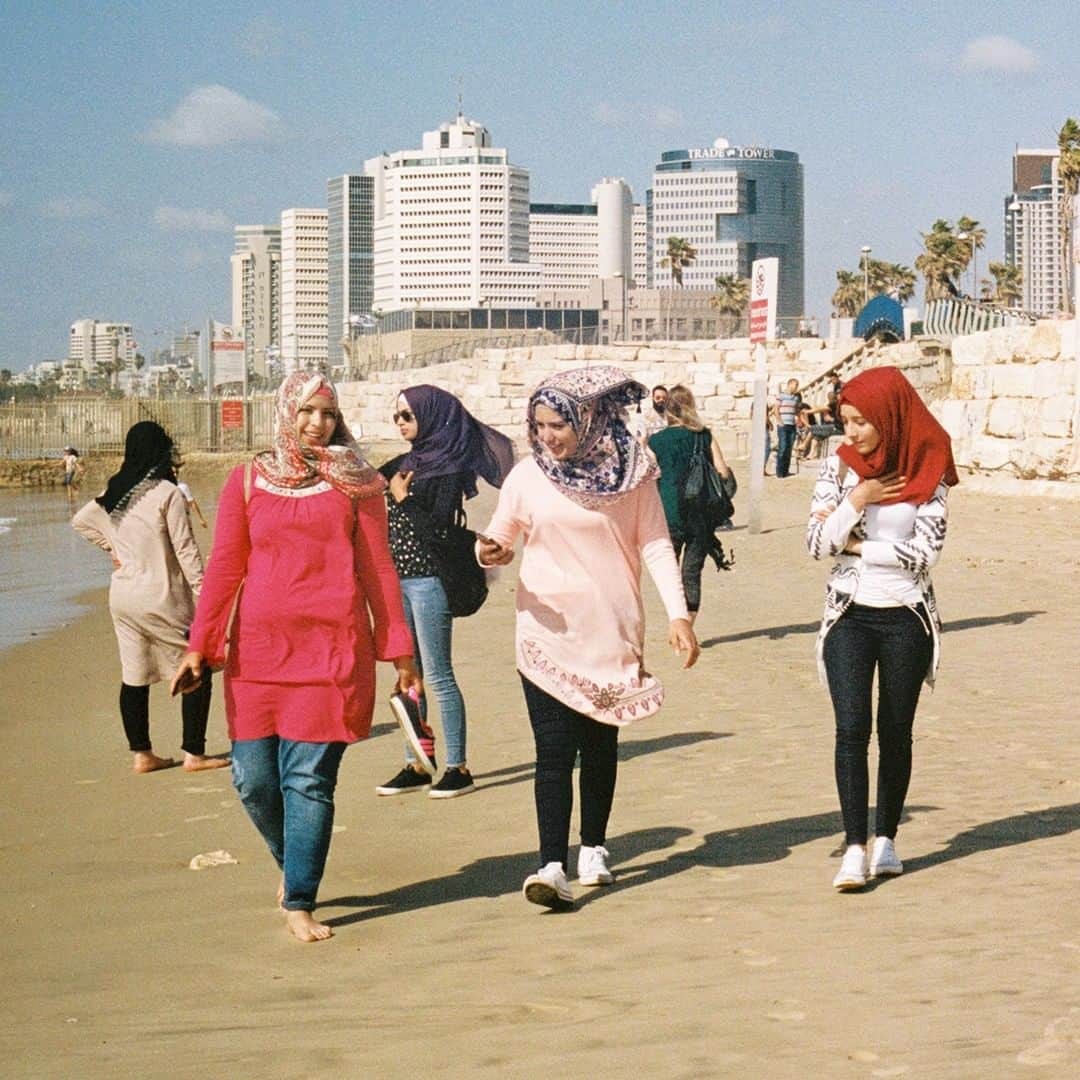 Vogueさんのインスタグラム写真 - (VogueInstagram)「The modern seaside city of Tel Aviv is poles apart from religious hubs like Jerusalem or Tzfat. Here, on the Mediterranean coast, the beach is a daily congregation of flesh, salt, and tattoos. Tap the link in our bio for a look at beach style in Tel Aviv. Photographed by @thisismayan」8月11日 2時00分 - voguemagazine