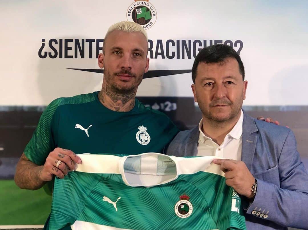 アレクシス・ルアーノのインスタグラム：「Contento y feliz de pertenecer a la  familia de @realracingclub 💚」