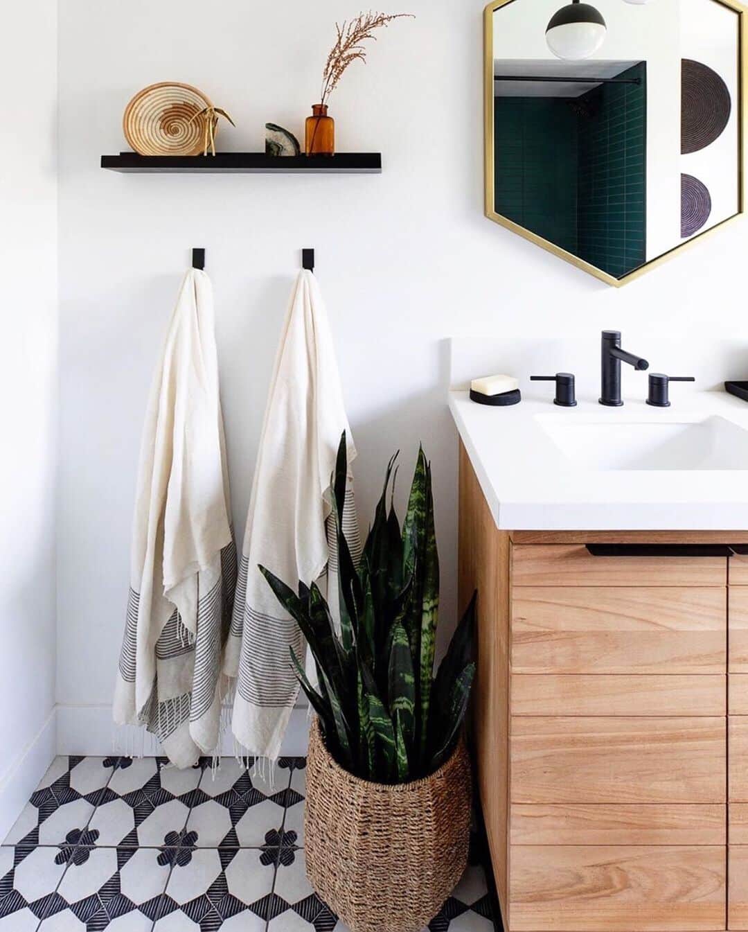 The Little Marketさんのインスタグラム写真 - (The Little MarketInstagram)「We're loving how @anaberdesign styled our Ethiopian Cotton Bath Towels in this neutral-meets-patterned bathroom. Tap to shop, and tag us to share how you style your home with The Little Market.」8月11日 2時03分 - thelittlemarket