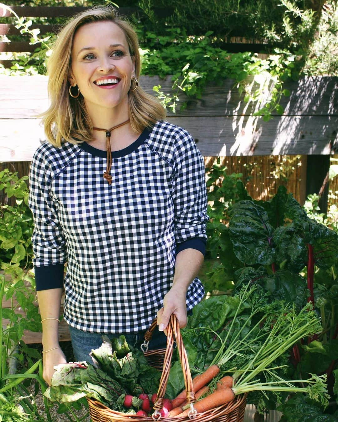 リース・ウィザースプーンさんのインスタグラム写真 - (リース・ウィザースプーンInstagram)「Garden update! Carrots and radishes are thriving... any tips for stubborn tomatoes?🥕🍅」8月11日 2時09分 - reesewitherspoon