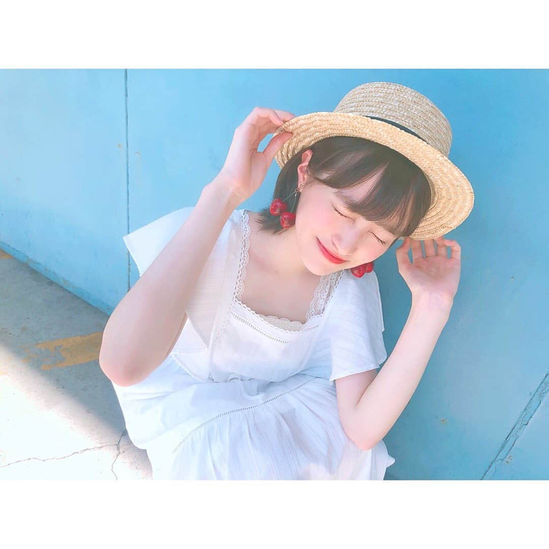 坂本 愛玲菜さんのインスタグラム写真 - (坂本 愛玲菜Instagram)「握手会2日目﻿ ありがとうでした☺︎﻿ 白いワンピースに麦わらぼう、﻿ こんな格好で海行きたい🏝﻿ ﻿ 明日もよろしくお願いします☺️💓」8月11日 2時14分 - erena_hkt48