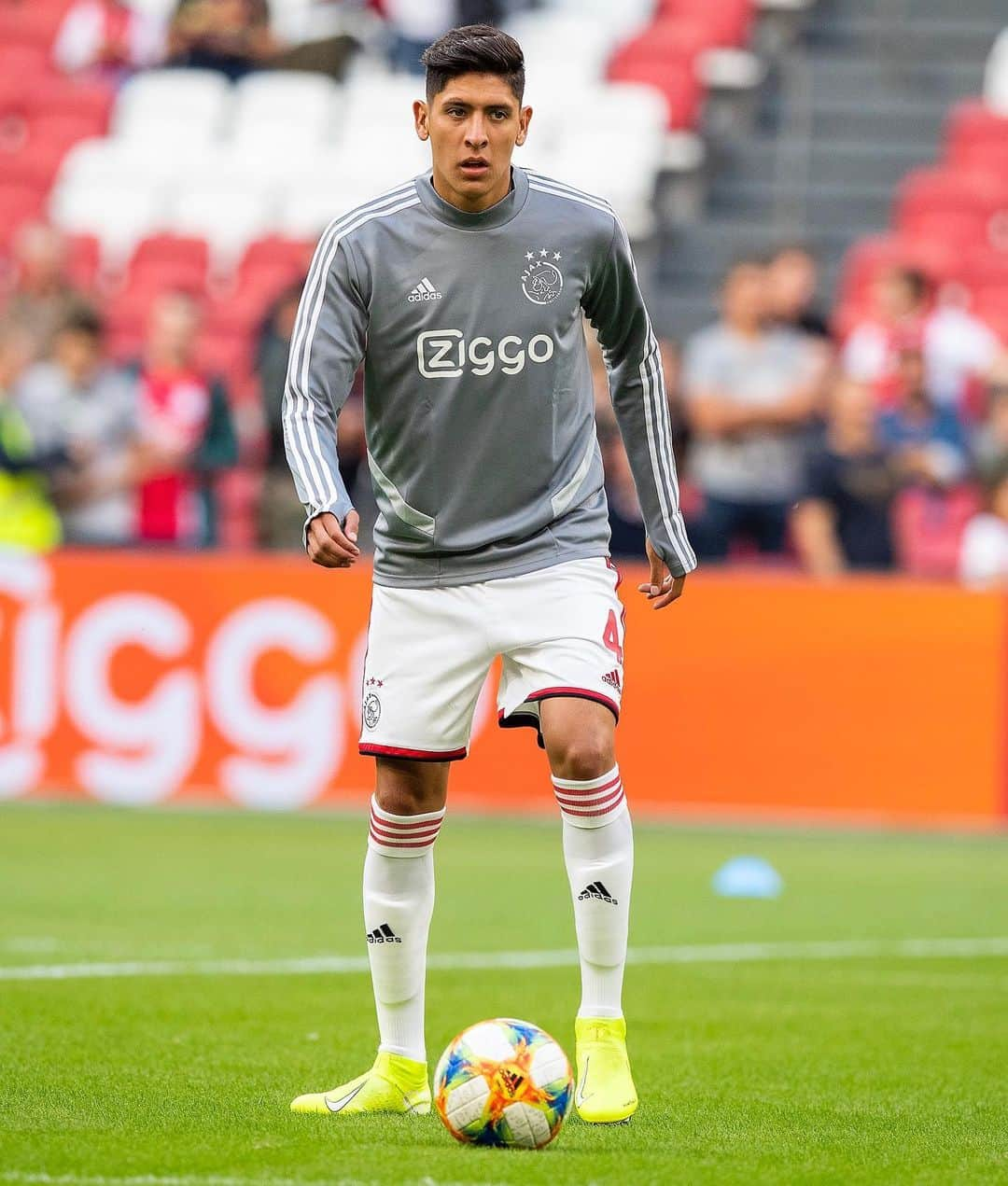 アヤックス・アムステルダムさんのインスタグラム写真 - (アヤックス・アムステルダムInstagram)「Welcome in the @JohanCruijffArena, Edson! 🇲🇽♥️ #ajaemm」8月11日 2時30分 - afcajax