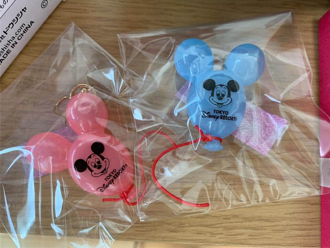 あこさんのインスタグラム写真 - (あこInstagram)「大好きなディズニー🐭🌟夢と魔法の王国は素晴らしい。 アリエルとラプとジャスミンの小さいお家…！可愛すぎる🥺❤️これシリーズたくさんあって本当可愛い🥺❤️もう全部可愛い🥺❤️アリエルのピンバッチ🧜‍♀️🐠こちら永久保存致します。 パークにあるミッキー風船のピアス！ハンドメイドなのすごい😭💗可愛すぎる😭💗ストラップをピアスなんて素敵！これインパする時絶対つけてく😆💗 ミニーちゃんのファンも可愛くて使うのもったいないけど今の季節にはもってこい🎀可愛くて涼しいなんて最強。 そして！ハムとレックスのTシャツー！！🐷🦖💓可愛すぎるよねこれ本当に！！パーク行く時ハム＆レックスコーデで行きたいな💕 見て発狂したQposketシリーズのソフィア…大好きなソフィア…しかもこれスイーツアーティストの方とのコラボで本当可愛い。Qposketはクオリティがエグいからテンションめっちゃ上がる！！しかも大好きなソフィア💜💜💜💜 可愛い可愛いダッフィーフレンズ…🧸もう本当可愛すぎるやん(語彙力)夏生まれの私としてはこのシリーズは私は狂喜乱舞ですね。可愛すぎますね。色とかさ、お洋服とかさ、アイスとかさ、もう全部最高。拍手。スタンディングオベーション。しかも…しかも…シェリーメイのBOX…😭見た瞬間発狂した私の心が読まれている…！？ってなった。可愛いから何もいれずに今目の前に飾ってある(いや、ボックスとして使えや) ショッパーも可愛すぎるし保存確定です。 #ディズニー  #アリエル  #ラプンツェル  #ジャスミン  #ミッキー風船  #ソフィア  #qposket  #ハム #レックス  #ダッフィーフレンズ  #サニーファン」8月11日 2時23分 - harapeko__ako