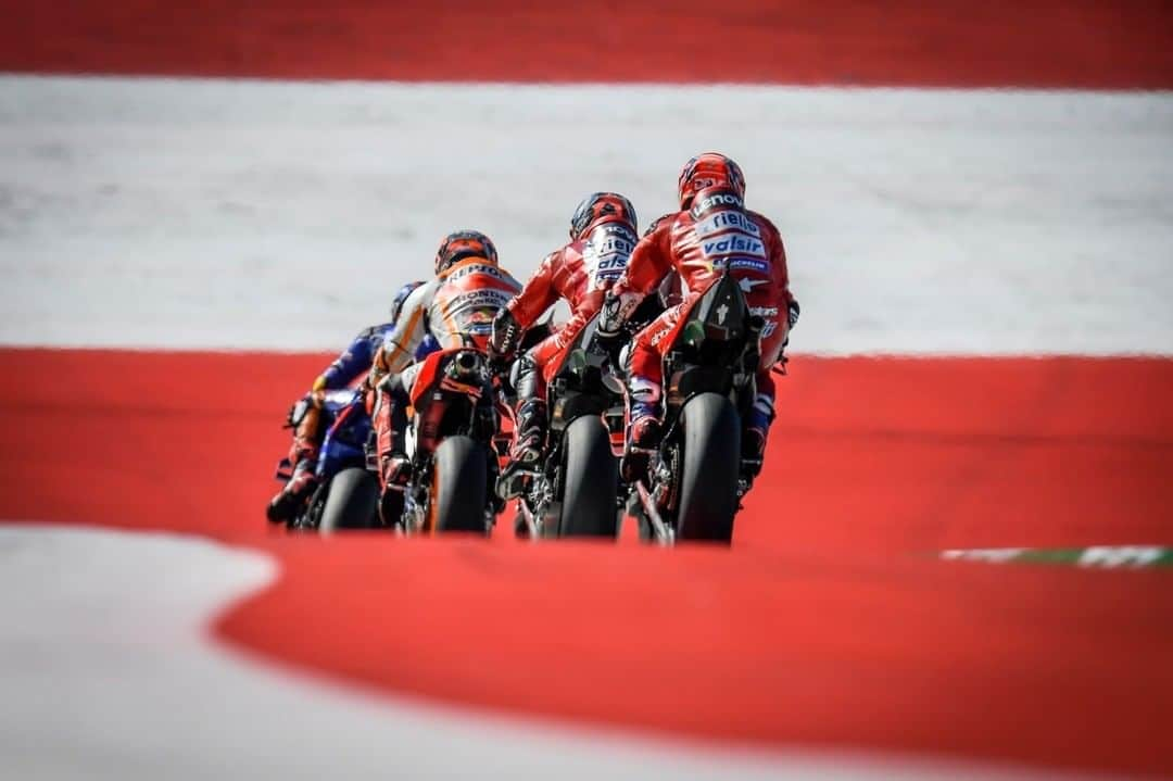 MotoGPさんのインスタグラム写真 - (MotoGPInstagram)「Following the line ⬆️ // Ducati Team riders are ready to fight to defend their territory 💪 Can @andreadovizioso or @petrux9 take team's 4th consecutive win at the Red Bull Ring? #AustrianGP 🇦🇹 #MotoGP #Motorcycle #Racing #Motorsport」8月11日 2時25分 - motogp