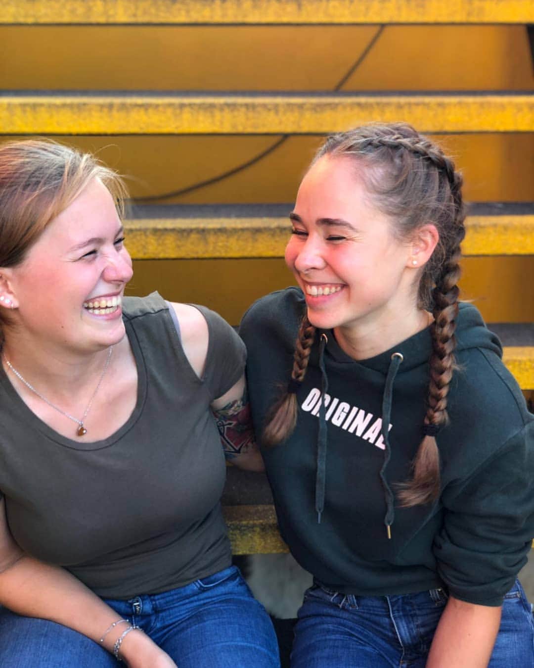 エイトォーラ・トールズドッティルのインスタグラム：「Spending my birthday with the people I love the most♡♡ Missed laughing with my best 🥰 @saartje.h.e.z ~Thank you guys for all the sweet messages!!~」