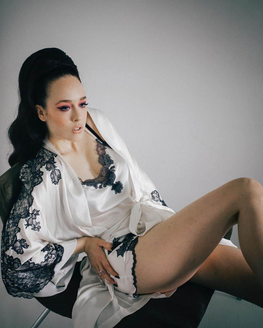 アリー・エックスのインスタグラム：「For @hungermagazine 📸 @stevensanazco」