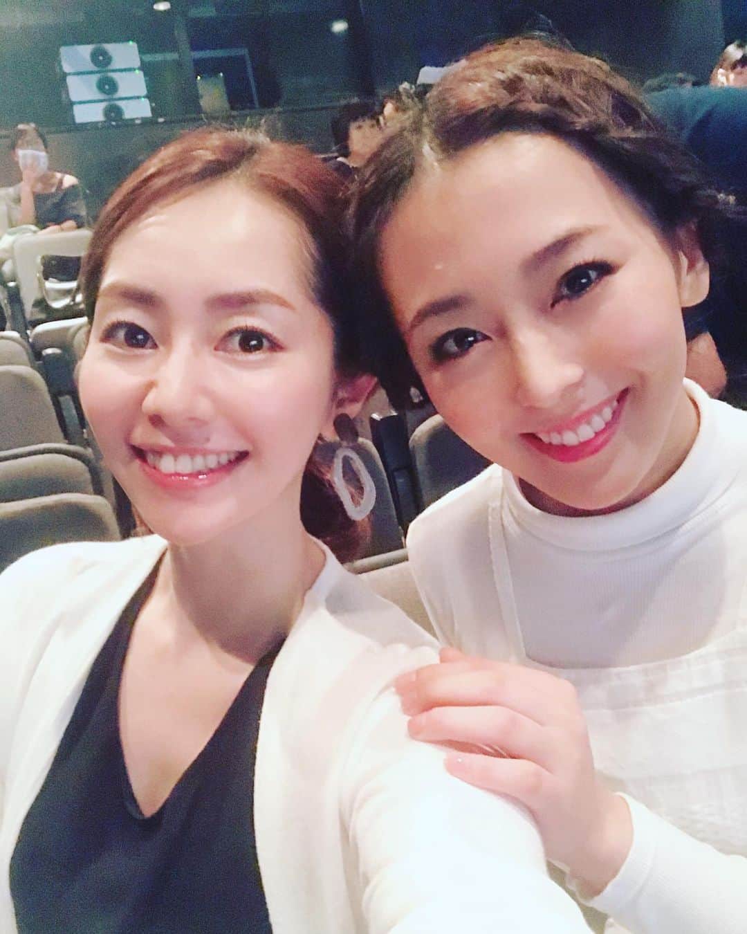 谷桃子さんのインスタグラム写真 - (谷桃子Instagram)「今日のお昼は伊藤えみちゃんが出演している舞台、🌸✨ヒューマンエラー✨🌸の観劇に♡♡あまりお話するとネタバレになっちゃうので✖️だけど♡♡とにかく面白かった〜〜🤗🎶✨ そして、えみちゃんのアンドロイドが本当に美しかった😍✨💕 ヒューマンエラー✨8月18日までです(*^◯^*)✨🌸是非！見に行ってくださいね☘️✨ 久しぶりに、元気なえみちゃんに会えて 嬉しかったよ〜🤗✨💕 #舞台 #ヒューマンエラー #中野ザポケット  #8月18日まで♡♡」8月11日 2時27分 - momoko5999