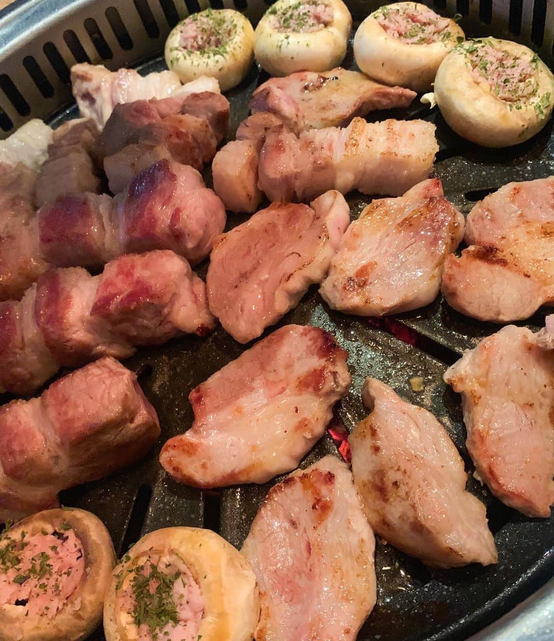 浜平恭子さんのインスタグラム写真 - (浜平恭子Instagram)「‪ソウルで美味しいサムギョプサル店を聞かれると必ずあるお店を紹介していたのですが、とうとうそこを超えるお店が出た(๑′ᴗ‵๑)‼️ シンノニョンの장남식당＝長男食堂✨ 三枚肉、首肉、背首肉の熟成肉を炭火で💖 スパム詰めマッシュルームも🤤 EXOのチャニョルさん、そしてBTSの事務所、BigHitパンシヒョク社長のつい最近のサインもありました🕺  #日韓夫婦 #日韓往復 #ラジオDJ #浜平恭子 #KissFMKOBE #한일커플 #한일부부 #한일왕복 #라디오DJ #하마히라쿄코 #韓国生活 #サムギョプサル #長男食堂 #シンノニョン #韓国グルメ #モクサル #ソウル #BigHit #ガブリサル #カブリサル #BTS #EXO #チャニョル #엑소 #찬열」8月11日 2時33分 - hamahi1231