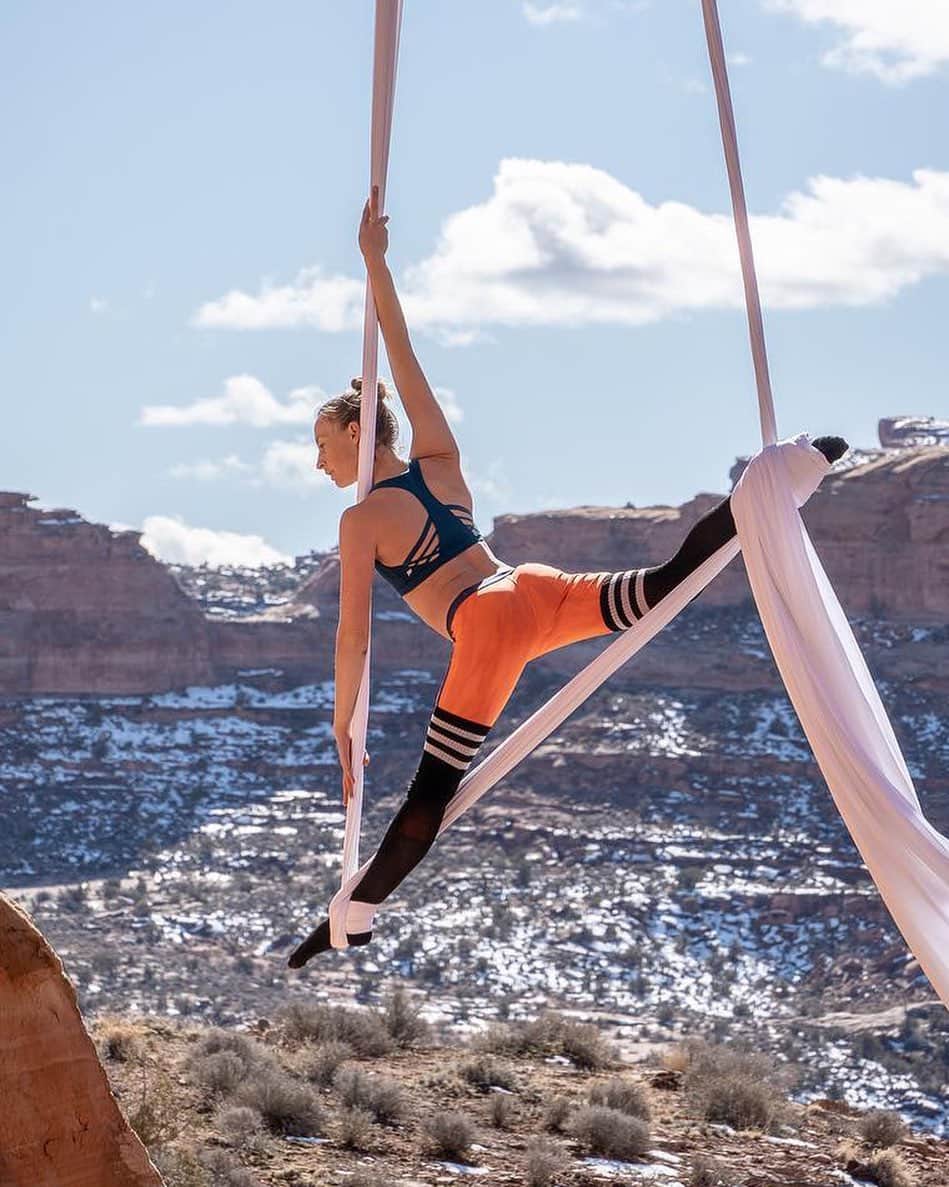 Instagramさんのインスタグラム写真 - (InstagramInstagram)「Most days you can catch Aleta French (@aleta_ventures) hanging around Moab, Utah. Literally. Despite a natural fear of heights, the 29-year-old canyoneering guide and aerialist feels 🙃 when she is suspended by colorful silks, hundreds of feet above the desert floor. ⁣ ⁣ See more of Aleta’s breathtaking acrobatics today on #HiddenGems 💎✨. ⁣ ⁣ Photo of @aleta_ventures by @callenhearne」8月11日 2時35分 - instagram