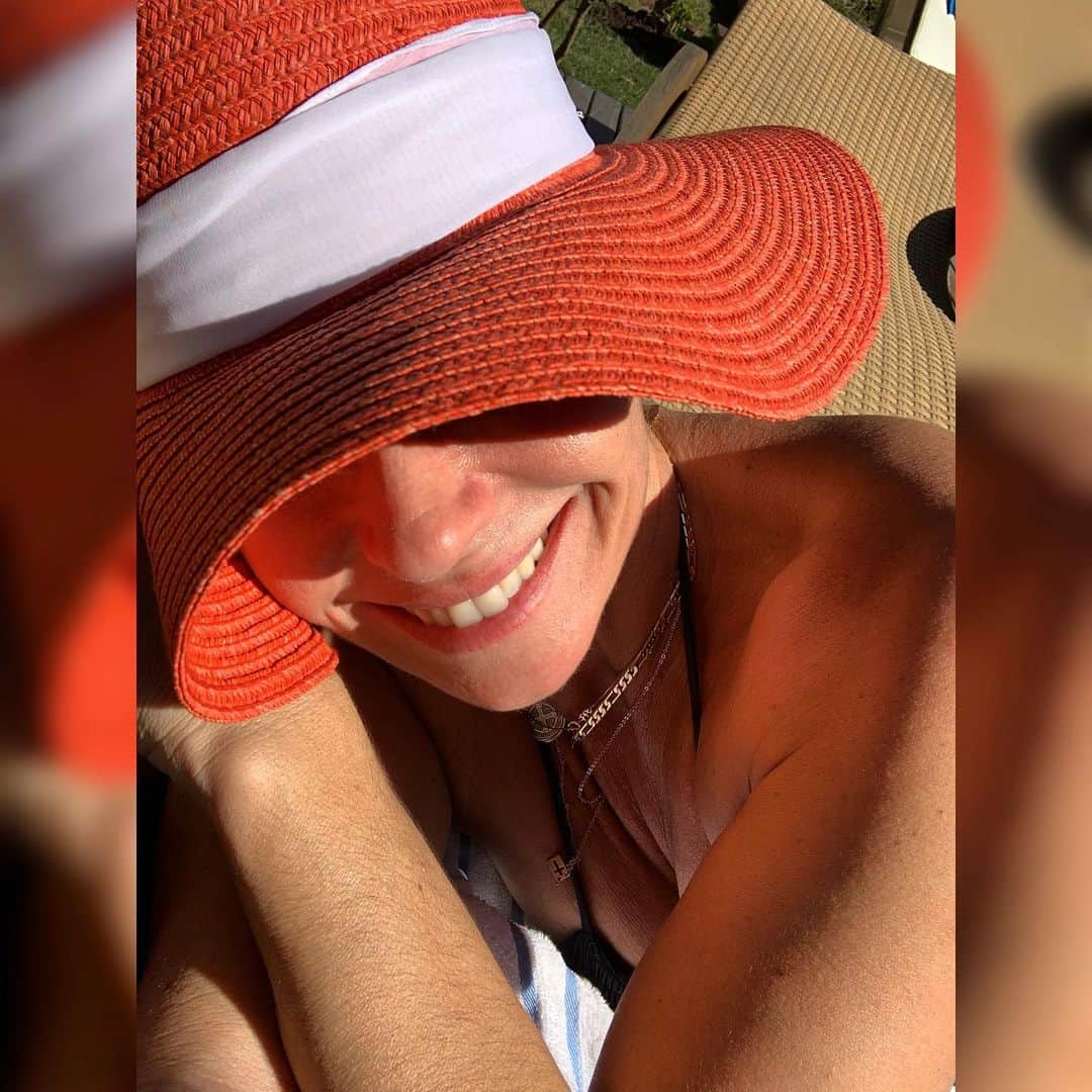 Giovanna Antonelliさんのインスタグラム写真 - (Giovanna AntonelliInstagram)「O AMOR AQUECE A ALMA  O SOL AQUECE O CORPO SEM O SOL É FRIA A PALMA SEM O AMOR O CORPO É MORTO!!!! 🖤 #franciscoalencar」8月11日 2時50分 - giovannaantonelli