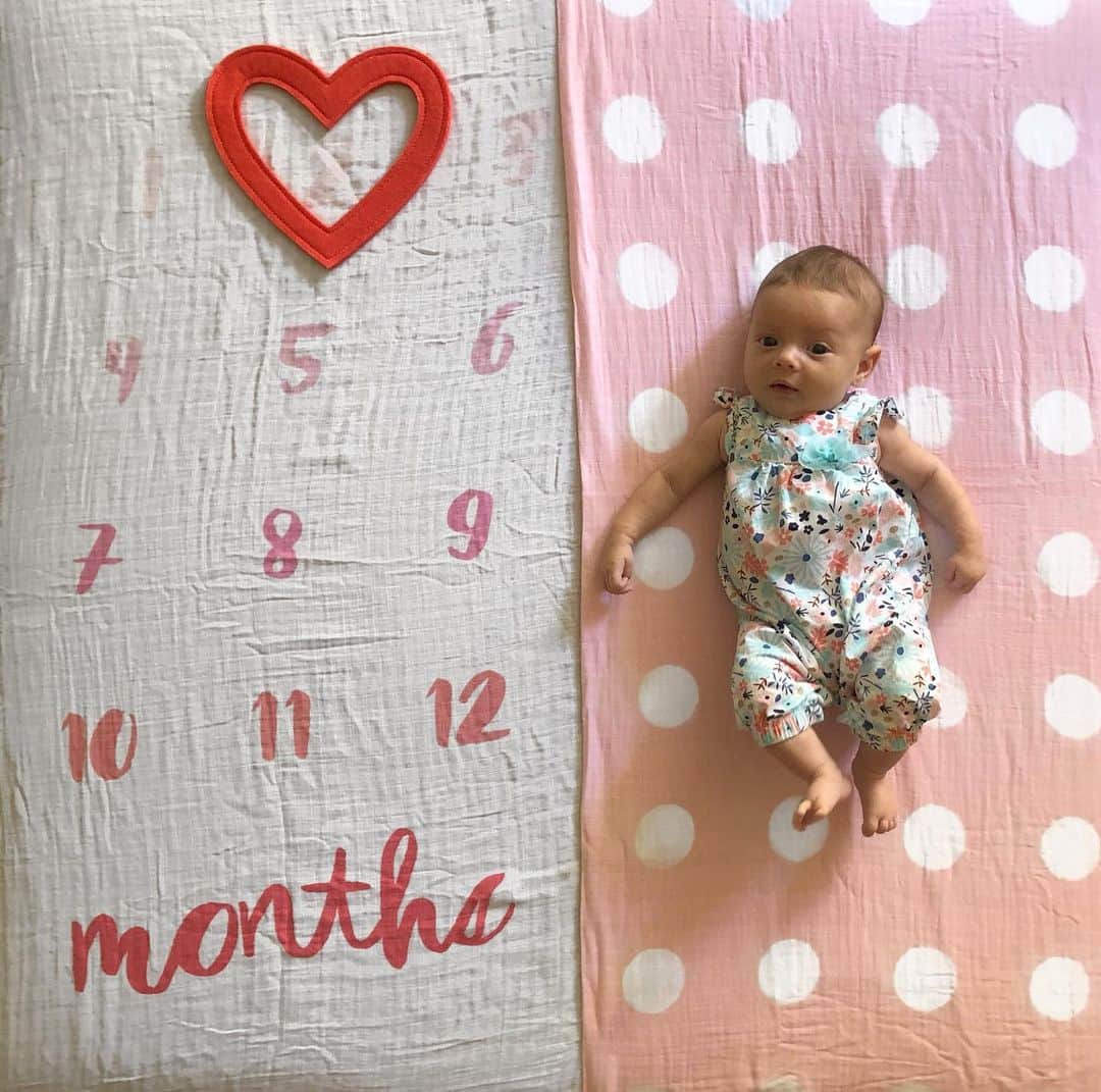 マッケンジー・ダーンのインスタグラム：「2 meses de vida da nossa linda @moadernsantos ! Obrigada Deus por mais um mês de muita saúde, alegria e benções para nossa filhinha! Parabéns filha! Mamãe e Papai @santoswesley te amamos! 💕」