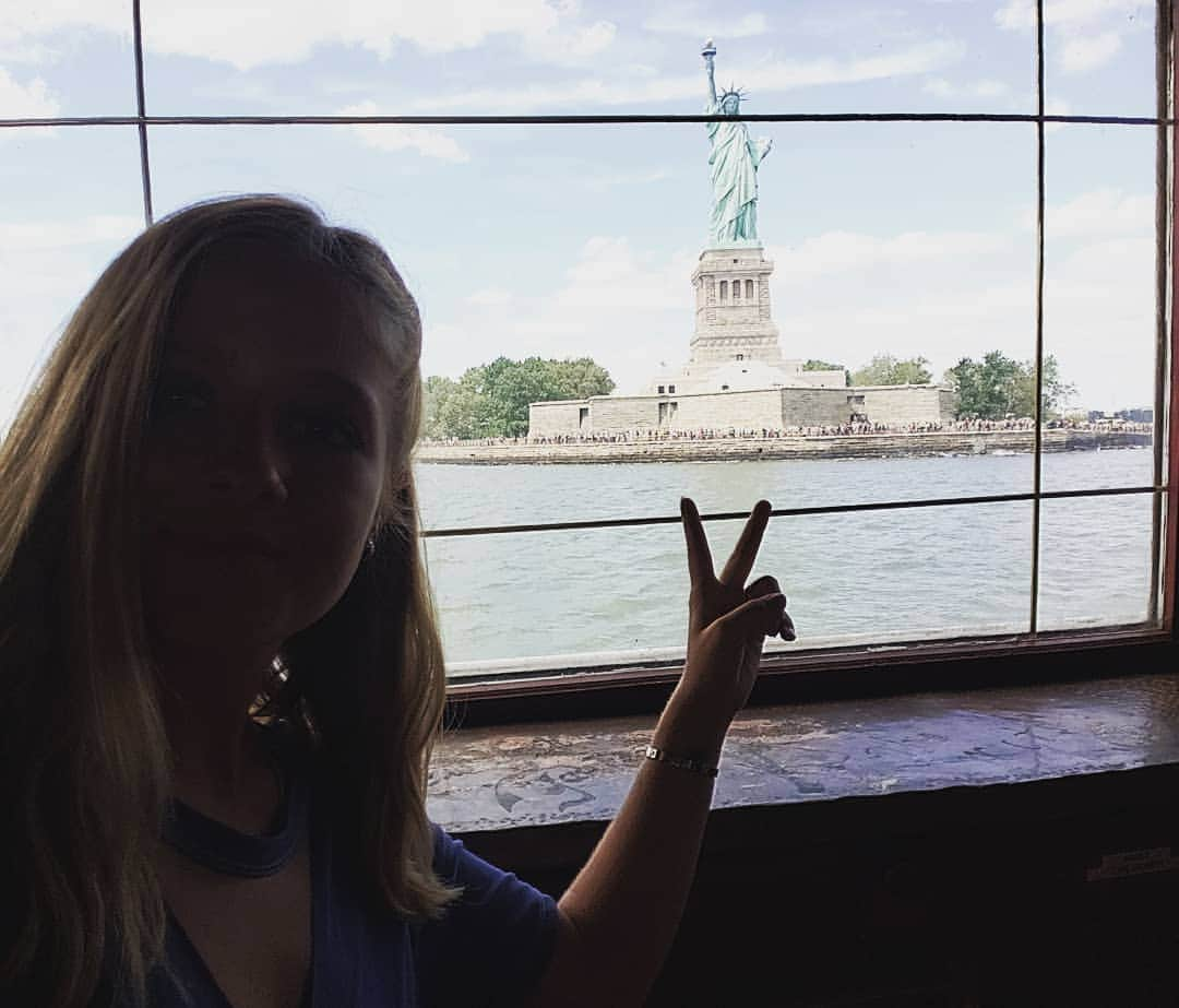 ジャッキー・エヴァンコさんのインスタグラム写真 - (ジャッキー・エヴァンコInstagram)「Two ladies and a boat... #ladyliberty #nyc #tourist」8月11日 2時53分 - officialjackieevancho