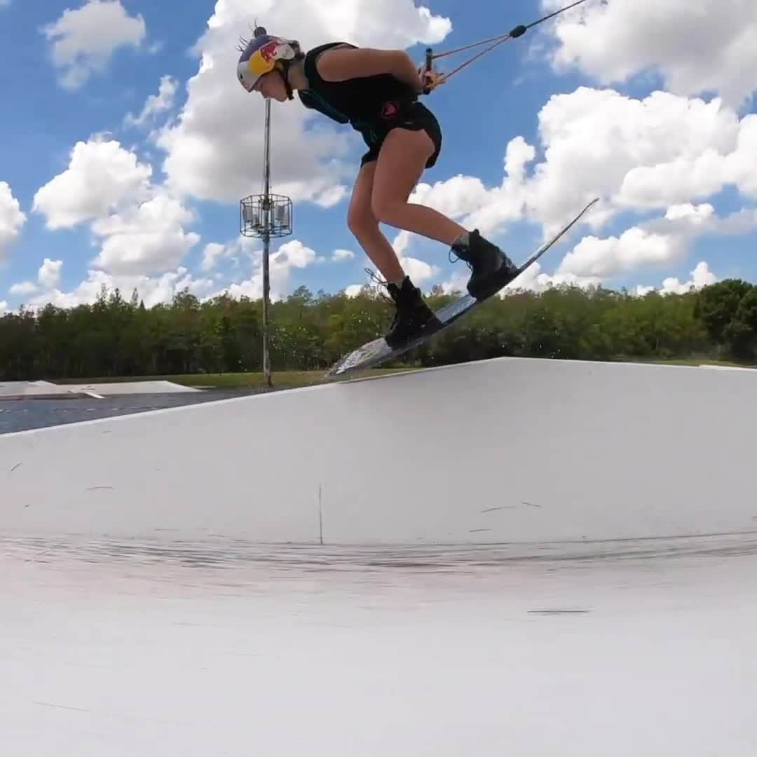 レッドブルのインスタグラム：「It's officially 360 szn 🌪 🏃‍♂️ @meaganethell 📹 @guentheroka  #wakeboarding #lakelife #odubs #redbull #givesyouwings」