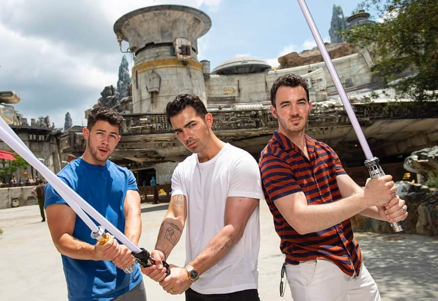 Disneyさんのインスタグラム写真 - (DisneyInstagram)「The Force is strong in this family. The @JonasBrothers had an out-of-this-world visit to @StarWars: #GalaxysEdge at @WaltDisneyWorld Resort, opening August 29.」8月11日 3時00分 - disney