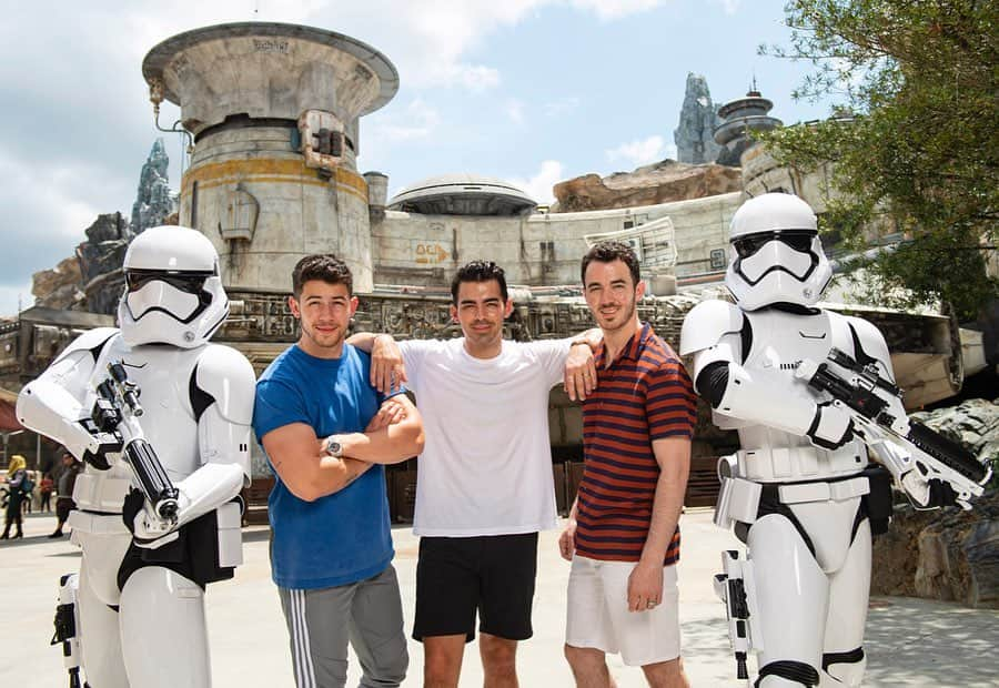 Disneyさんのインスタグラム写真 - (DisneyInstagram)「The Force is strong in this family. The @JonasBrothers had an out-of-this-world visit to @StarWars: #GalaxysEdge at @WaltDisneyWorld Resort, opening August 29.」8月11日 3時00分 - disney