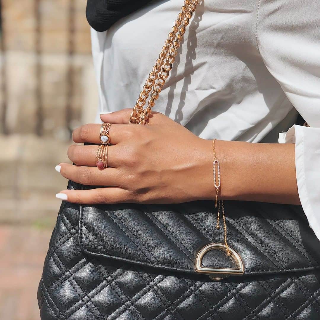 アクセサライズのインスタグラム：「Channel a look with classic appeal thanks to our Ayda shoulder bag. This faux-leather design has a beautifully soft touch and is perfect for the 9-5 and the weekend. 📷 @sabinahannan Tap the link in the bio to shop now.  #Accessorize #Accessorizer」