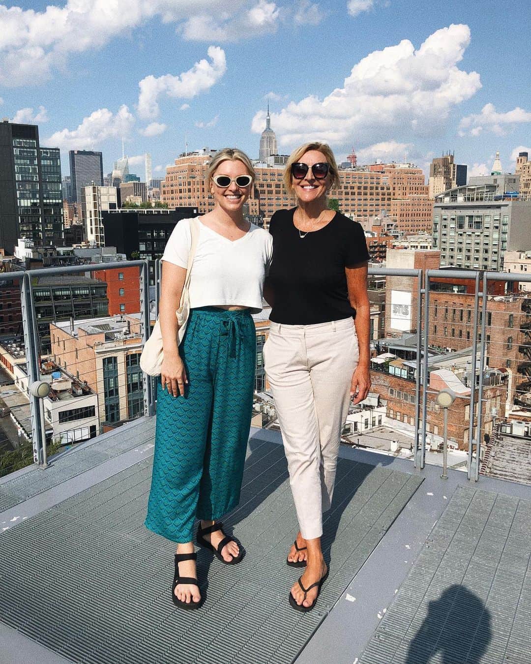 Estée Lalondeのインスタグラム：「Sightseeing with Kelly ☁️ What are your favourite places in NYC? 🍎 #ELtravels」