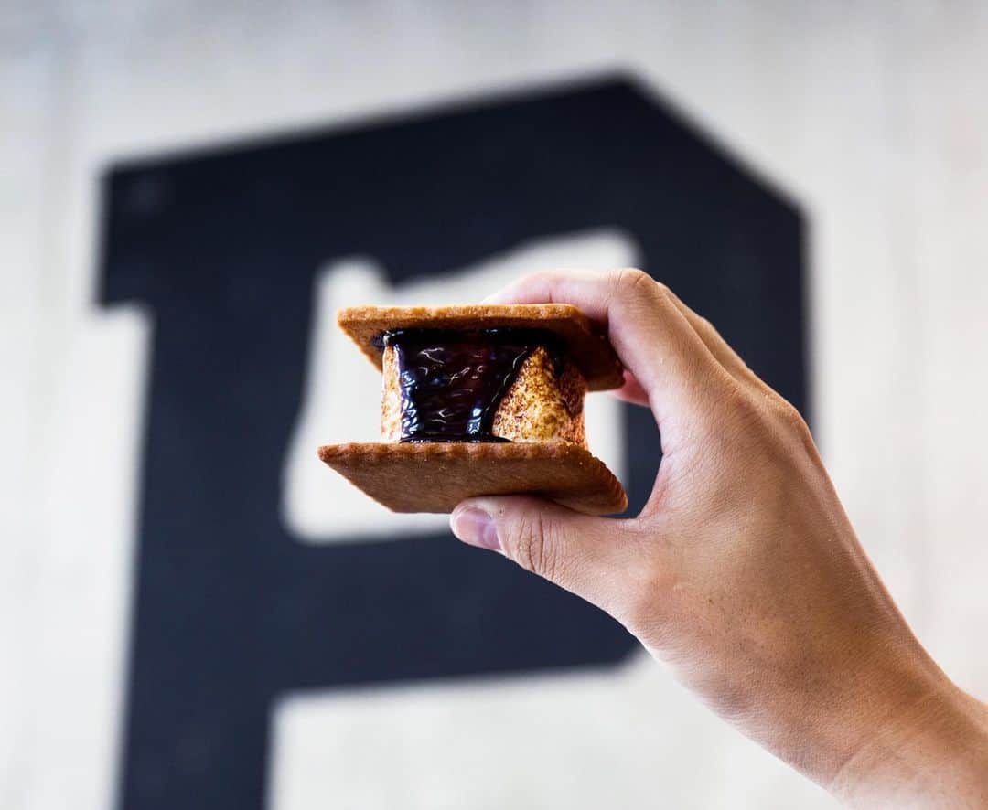 Portlandさんのインスタグラム写真 - (PortlandInstagram)「HAPPY NATIONAL S’MORES DAY! TODAY(Sat, August 10th) from 3PM-9PM, @1927smoresco will be torching up their gourmet s’mores at the @Portlandgear Store (📍:627 SW 19th Ave.) . In case you haven’t heard, @1927smoresco will be opening a s’morefront in a few weeks in the heart of downtown! Make sure your stop by tonight to celebrate this perfectly PNW treat & welcome them to the neighborhood! . #Portland #Oregon #Smoregon #Dessert #PortlandNW #PDX」8月11日 3時07分 - portland