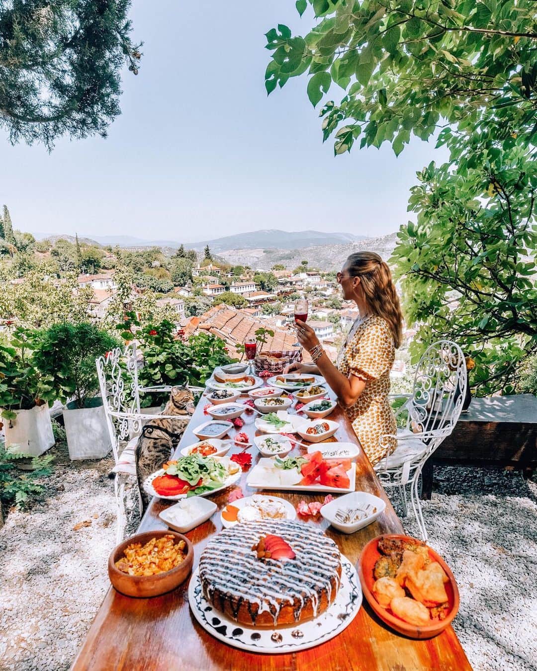 Izkizのインスタグラム：「My breakfast buddy is better than yours 🐱 Swipe right to see more corners of @nisanyanhotel - a beautiful small hotel located in the mountains above Sirince village in Turkey. Good food, great views, a jungle pool full of fresh spring water, adorable rooms and the sweetest owner Müjde make this the perfect getaway.  #Sirince 🌿 🍇」