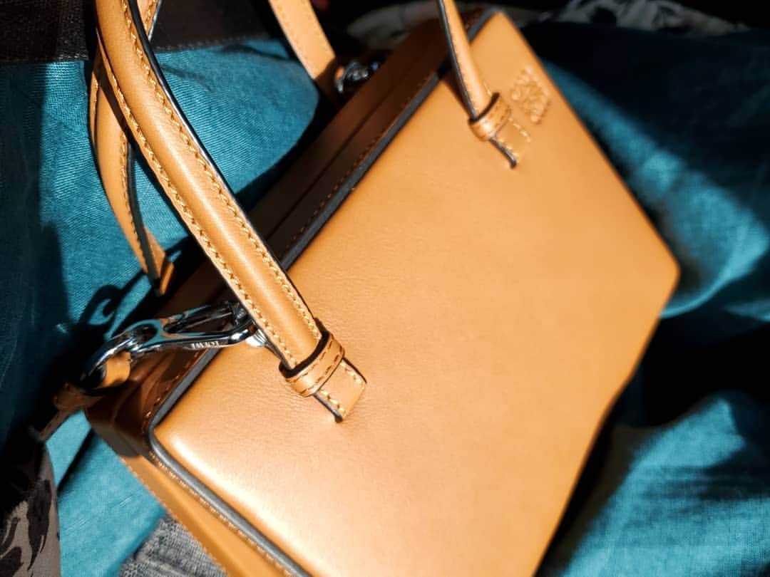 のインスタグラム：「LOEWEの新作❗  ポストカードの形から インスピレーションを得た 「ポスタル」バッグ👜 。。。 @loewe  カッチリした構造だけど ショルダーストラップも付いてるし カジュアルにも持ててcuteです♥️ Postal Bag持って Instagramばえしちゃった。w  #LOEWE #PostalBag」