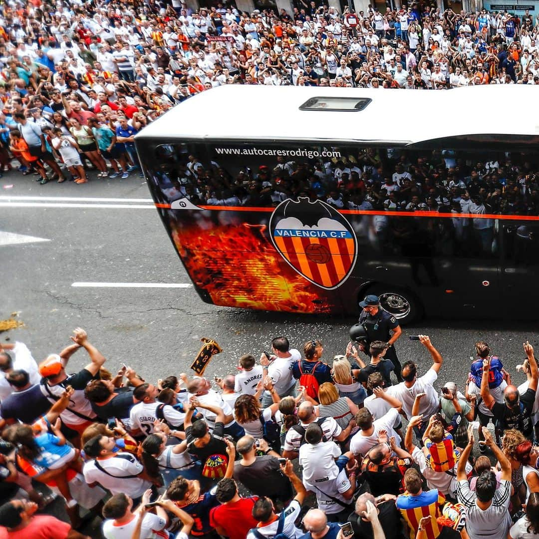 バレンシアCFさんのインスタグラム写真 - (バレンシアCFInstagram)「The streets outside Mestalla are 🔥🔥🔥🔥 . Let the welcome party begin! 🎉 . HEMOS VUELTO AL TEMPLO, AFICIÓN 🦇🦇🦇🦇 . ¿Estáis por aquí? ⤵️⤵️⤵️⤵️ . #bwintrofeonaranja #mestalla #newera #newseason #amuntvalencia #valenciacf」8月11日 3時15分 - valenciacf