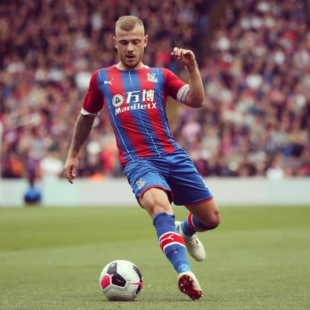 のインスタグラム：「Very good second half from the team!!💪🏽 Thanks for the great support today 🦅  Next week we’ll go again 🔵🔴 @cpfc  #premierleague#palace#everton#draw#selhurstpark#workhardplayhard」