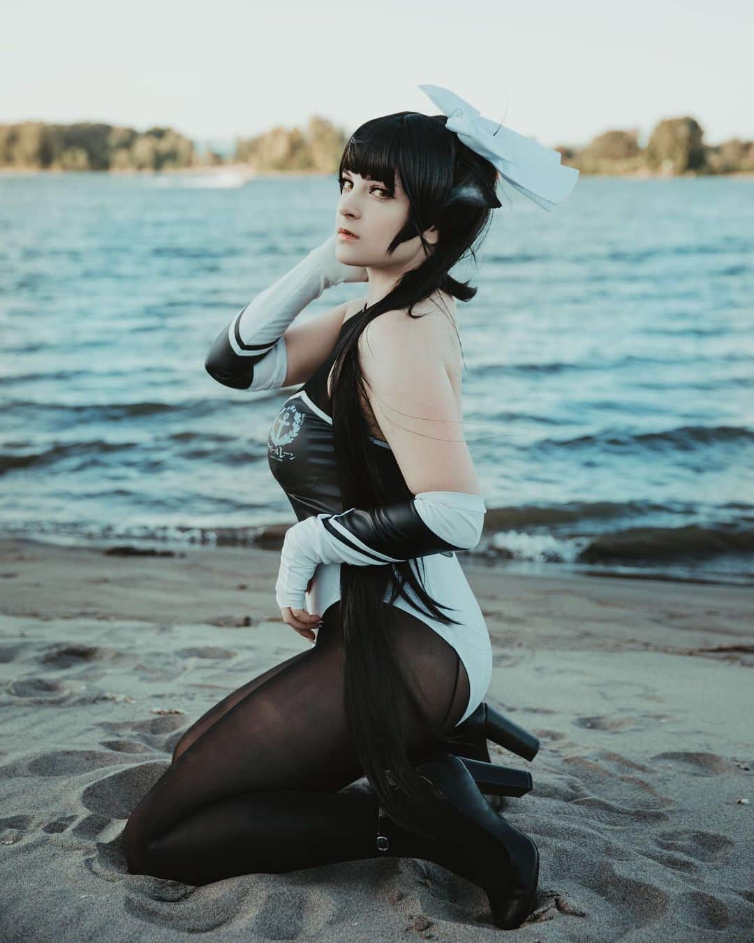 Tessaさんのインスタグラム写真 - (TessaInstagram)「Race Queen Takao (Azur Lane)🏁 One of my favorites from the mini set with @rudyphototaker ! It was really windy, and we were losing light super fast, but I’m glad we got a few good shots!🖤」8月11日 3時25分 - hiso.neko
