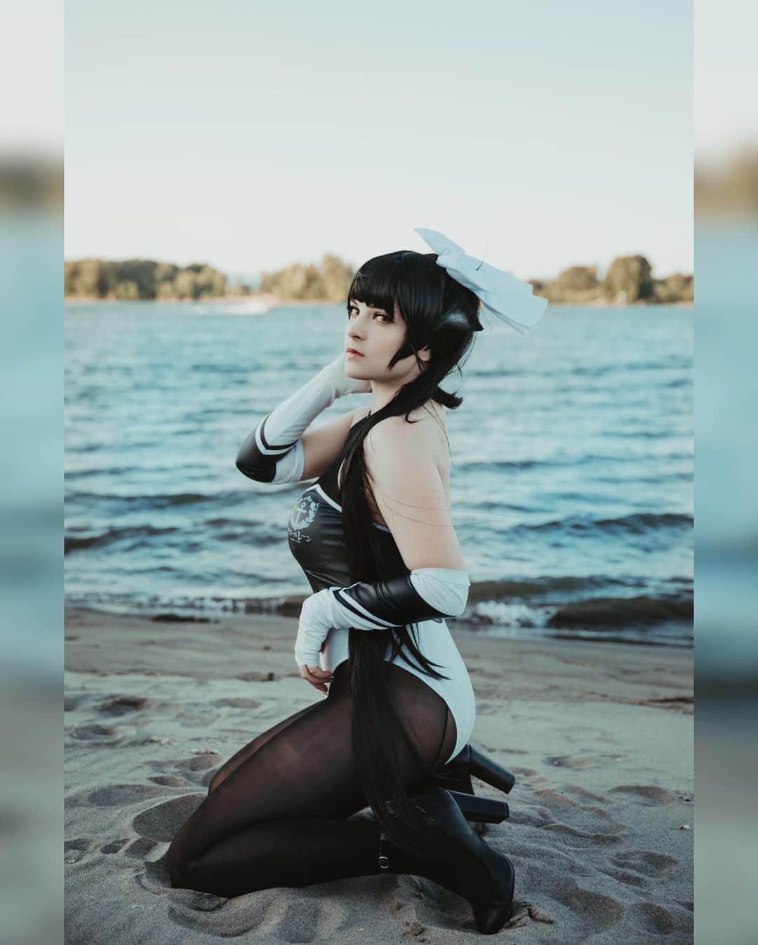 Tessaさんのインスタグラム写真 - (TessaInstagram)「Race Queen Takao (Azur Lane)🏁 One of my favorites from the mini set with @rudyphototaker ! It was really windy, and we were losing light super fast, but I’m glad we got a few good shots!🖤」8月11日 3時25分 - hiso.neko